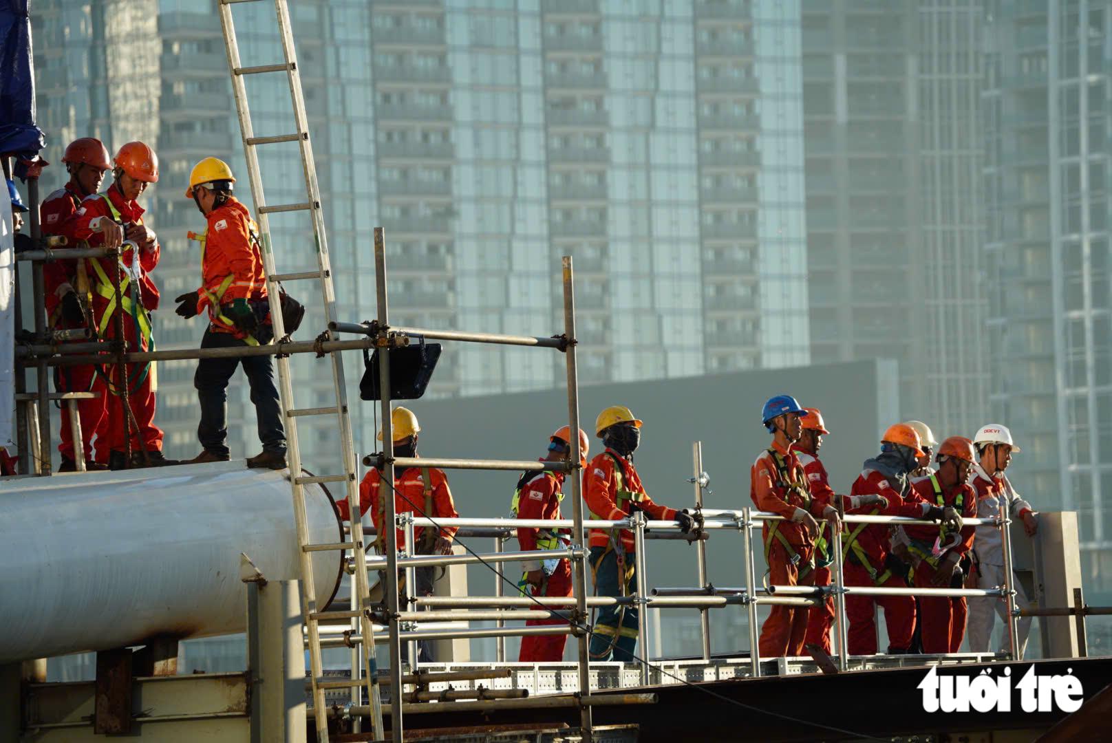 Sáng 21-10: Đã sẵn sàng hợp long cầu đi bộ qua sông Sài Gòn - Ảnh 9.