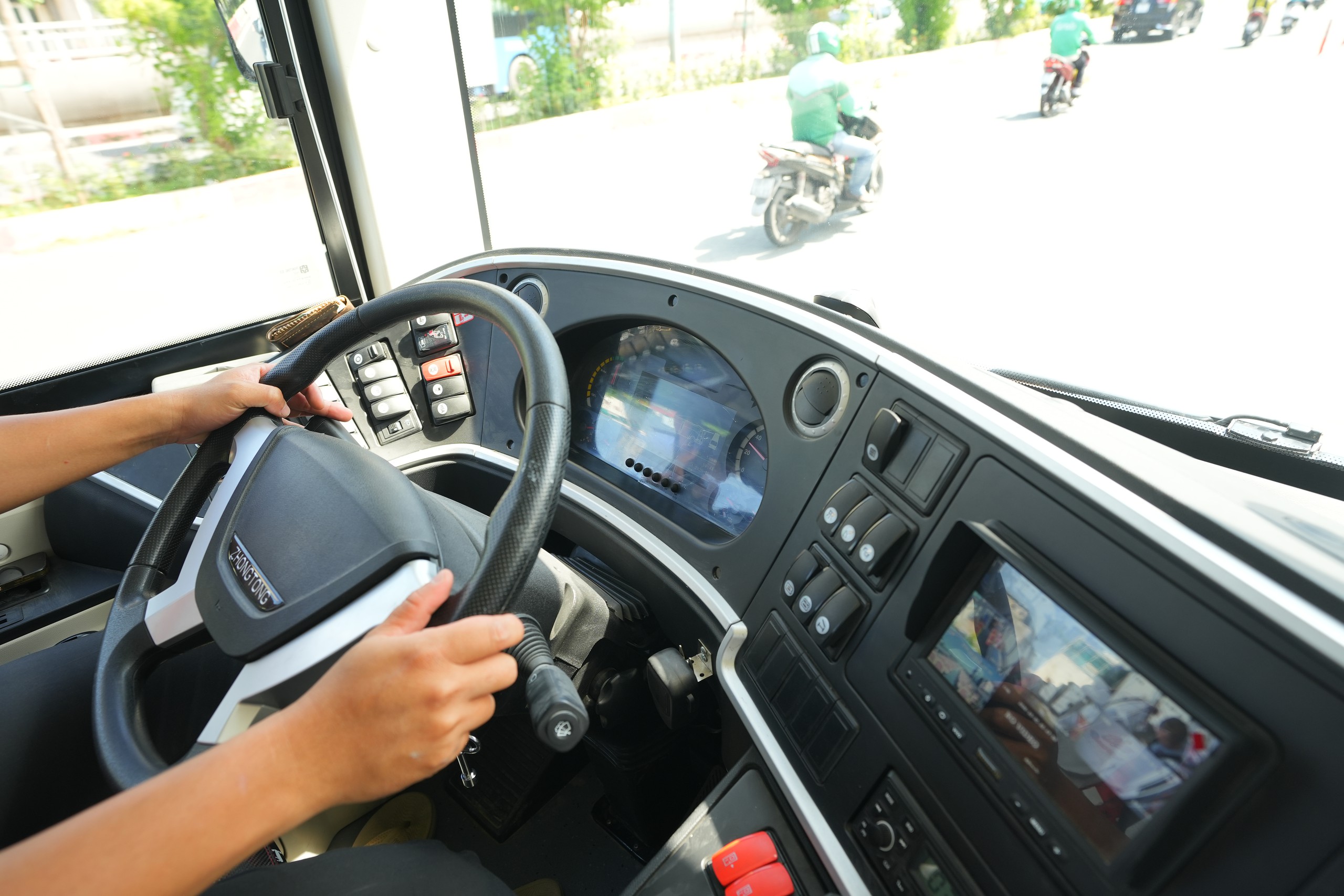 Xe buýt điện 2 tầng đầu tiên tại TP.HCM chính thức vận hành - Ảnh 3.