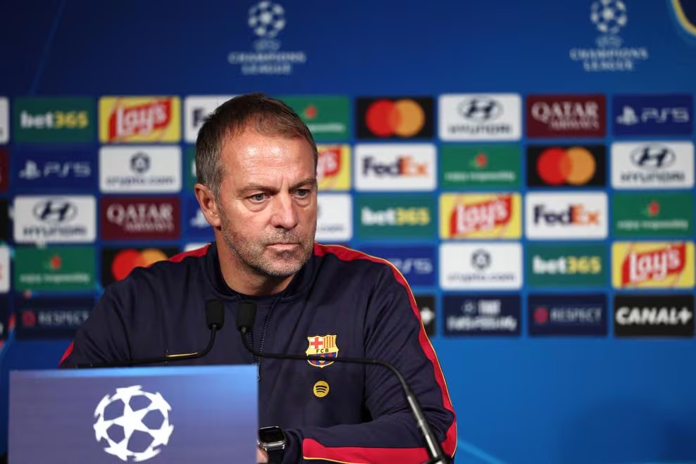HLV Hansi Flick cho rằng thắng bại tại trận PSG và Barca sẽ nằm ở khu vực giữa sân - Ảnh: UEFA