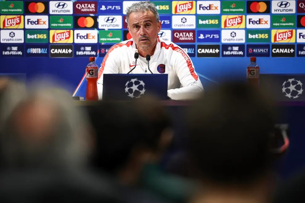 HLV Luis Enrique tự tin trong buổi họp báo trước trận gặp Barca - Ảnh: UEFA