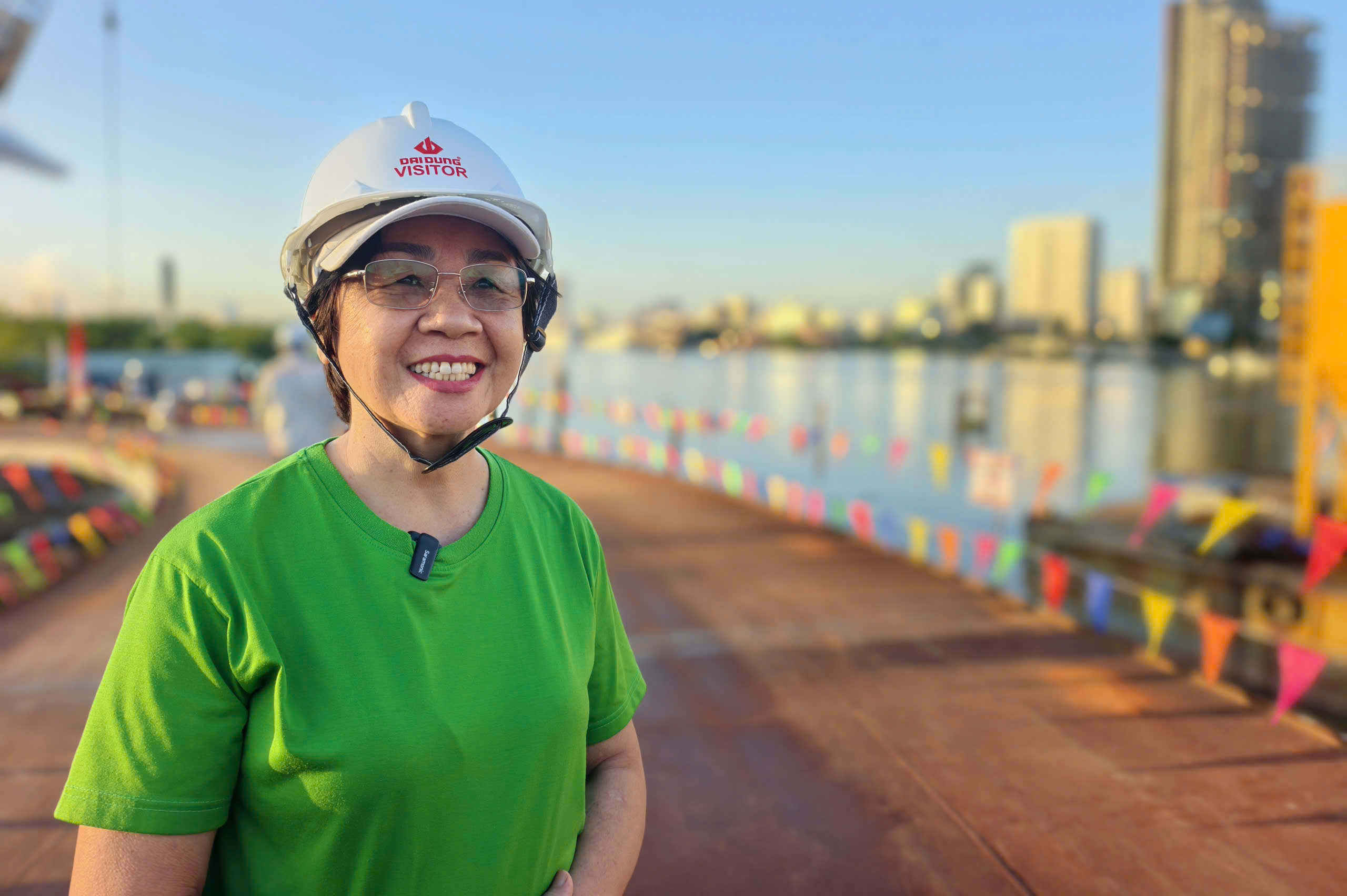 Hợp long cầu đi bộ qua sông Sài Gòn: Lúc 6h32, vòm thép đã vào đến mố cầu - Ảnh 15.
