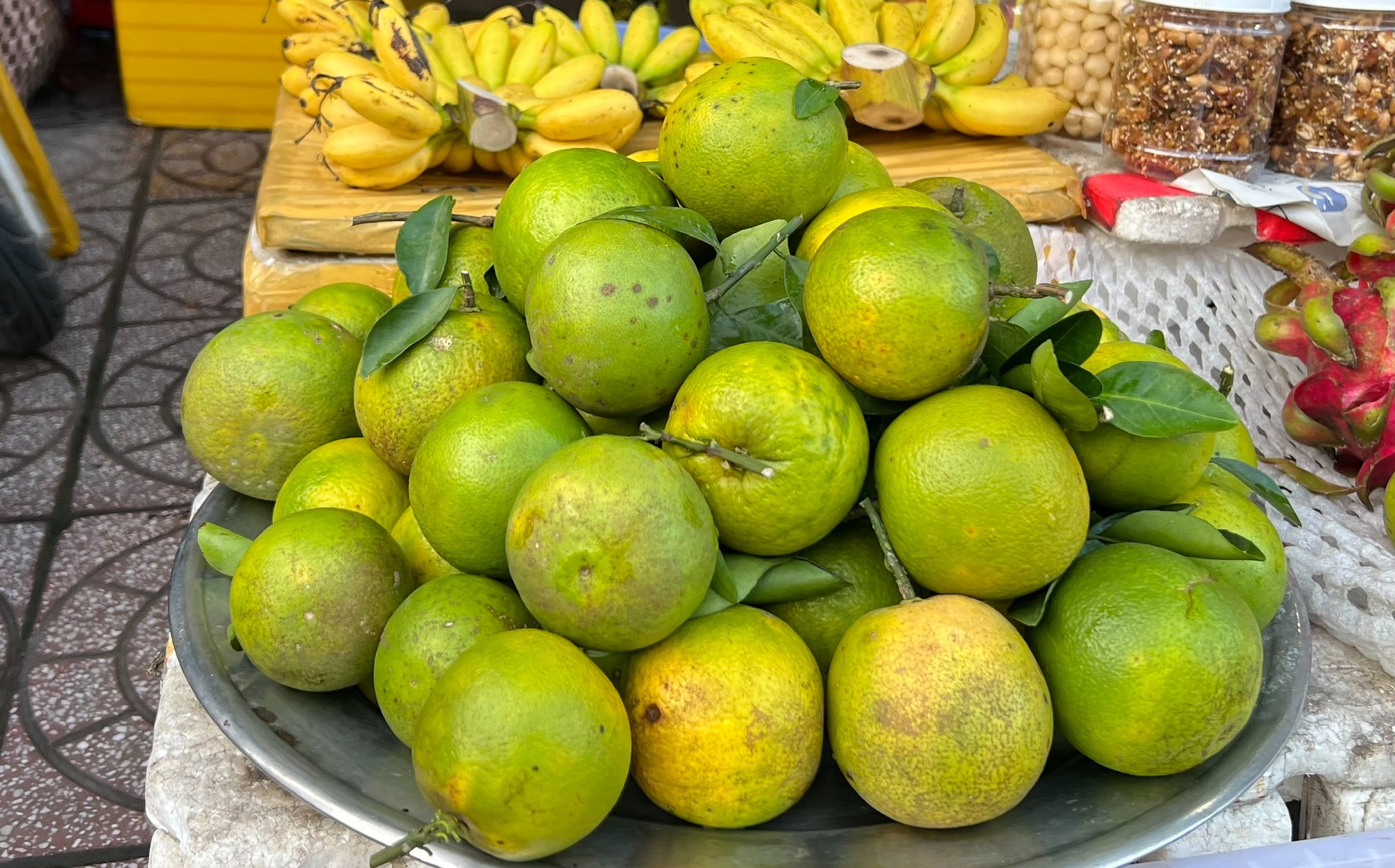 Giá cả đầu ngày: Xoài cát Hòa Lộc giá đã 'dễ thở' hơn còn 40.000 đồng/kg, cam xoàn đắt gấp 3 lần cam sành - Ảnh 2.