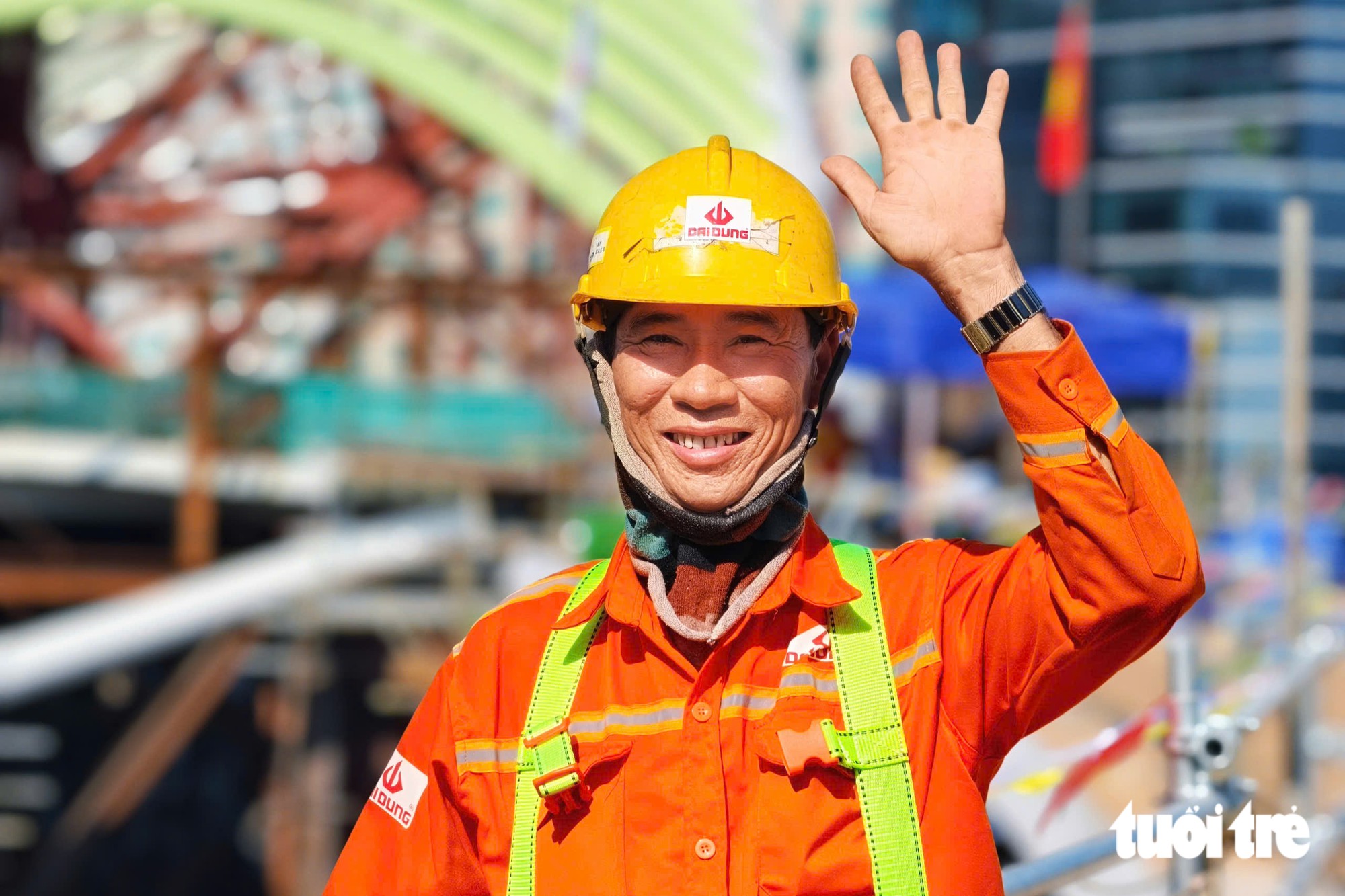 Người dân đứng hai bờ sông Sài Gòn xem hợp long cầu đi bộ 3.400 tấn - Ảnh 7.
