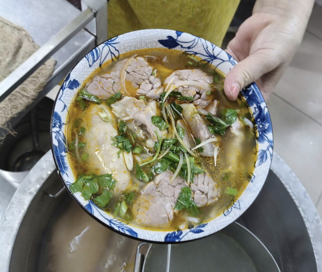 Bún bò Gia Hội ở Chương Dương và miếng chả Huế độc quyền - Ảnh 3.