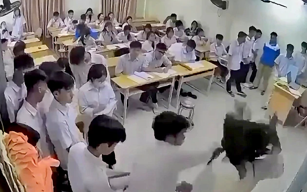 Student charged with assaulting teacher in Hanoi - Ảnh 1.
