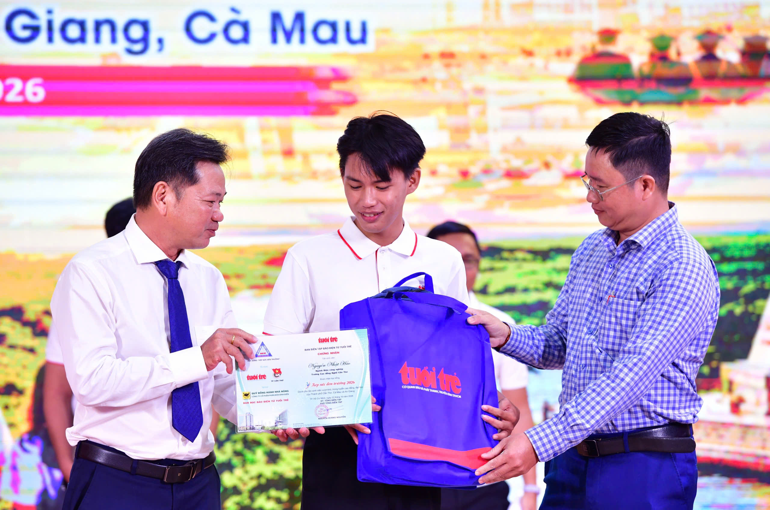 24 tỉ đồng trao tặng 1.247 tân SV 34 tỉnh thành; Hơn 2,2 tỉ đồng bạn đọc tặng tân SV trong các bài báo Tiếp sức đến trường - Ảnh 32.