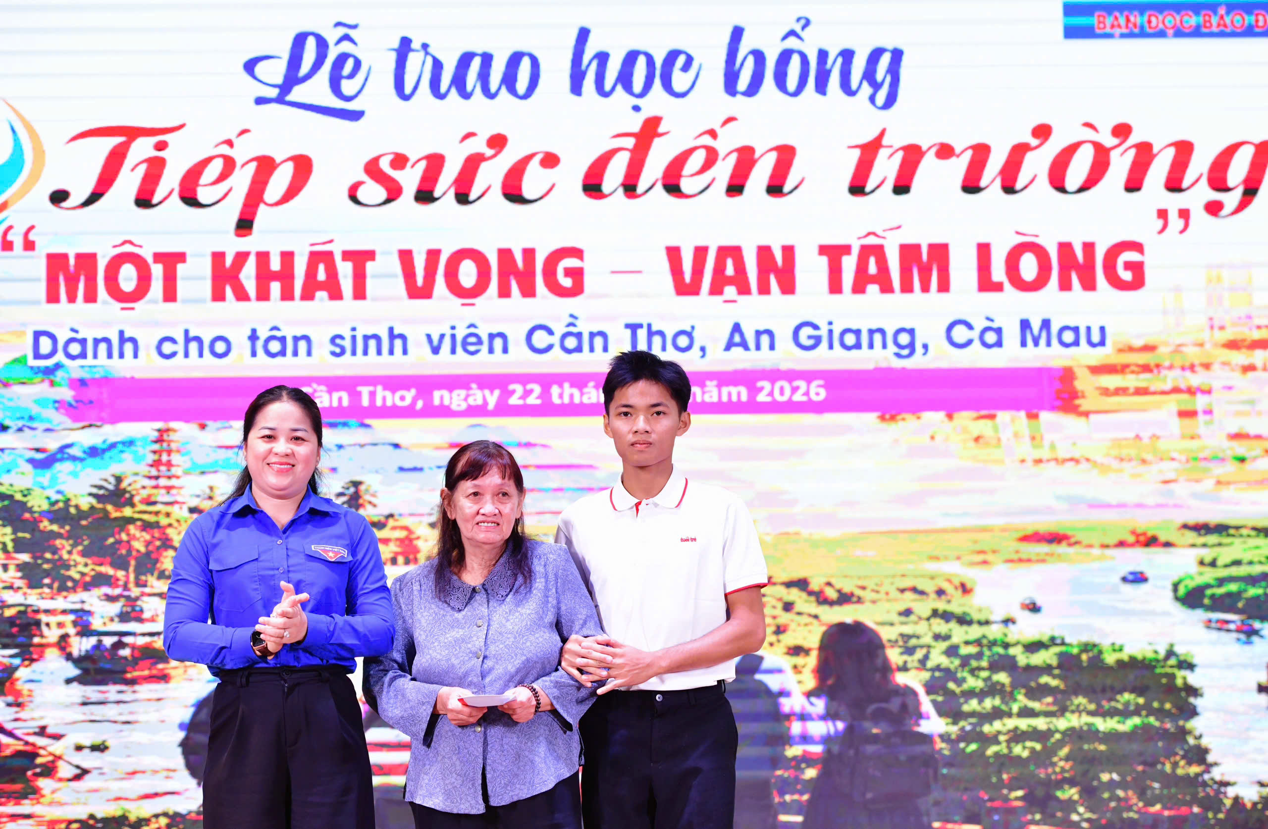 Gallery - Nữ SV Cần Thơ chà nhám bàn ghế mong trả dần 100 triệu vay chữa ung thư cho mẹ