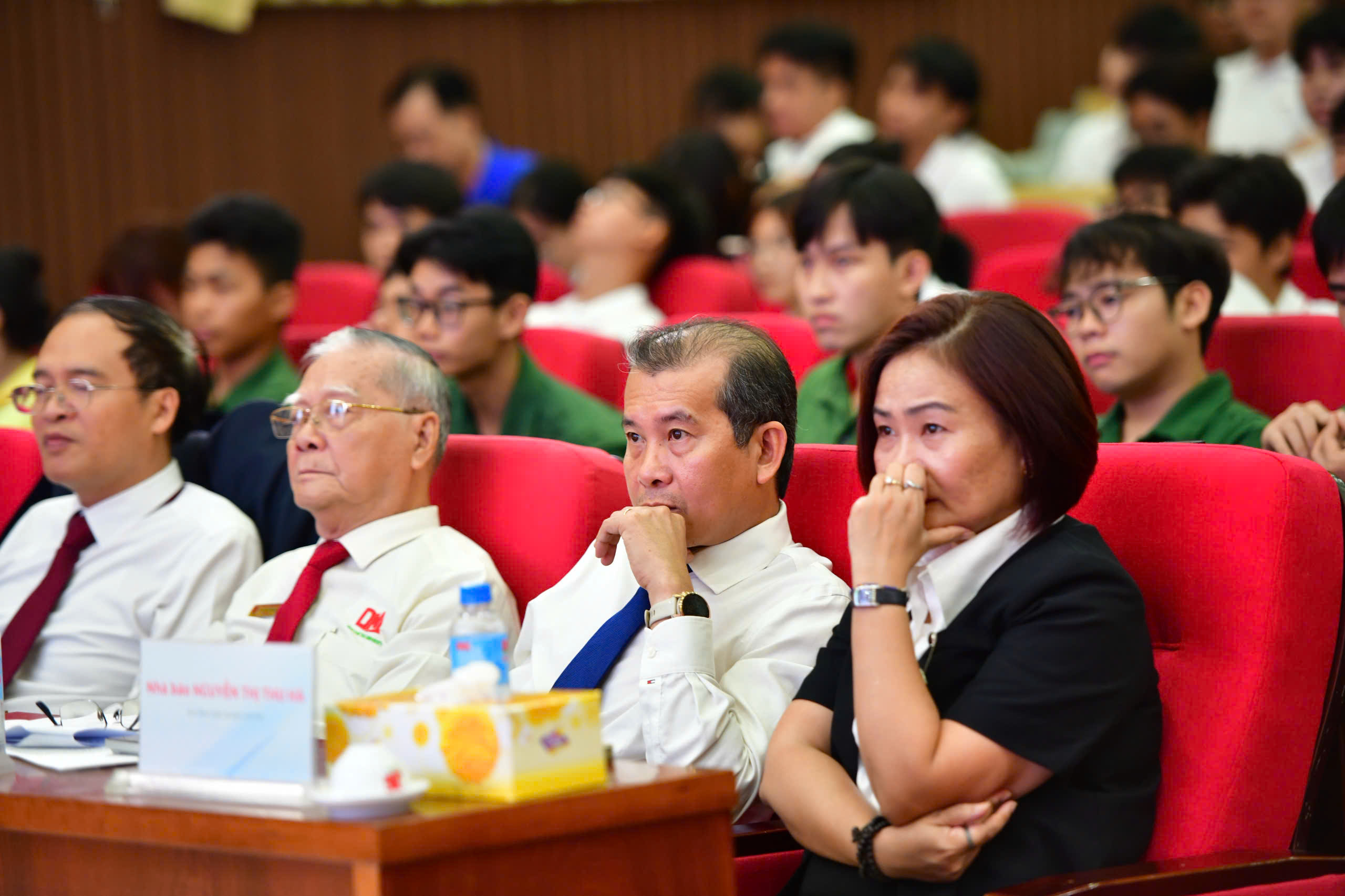Gallery - Nữ SV Cần Thơ chà nhám bàn ghế mong trả dần 100 triệu vay chữa ung thư cho mẹ - image 2