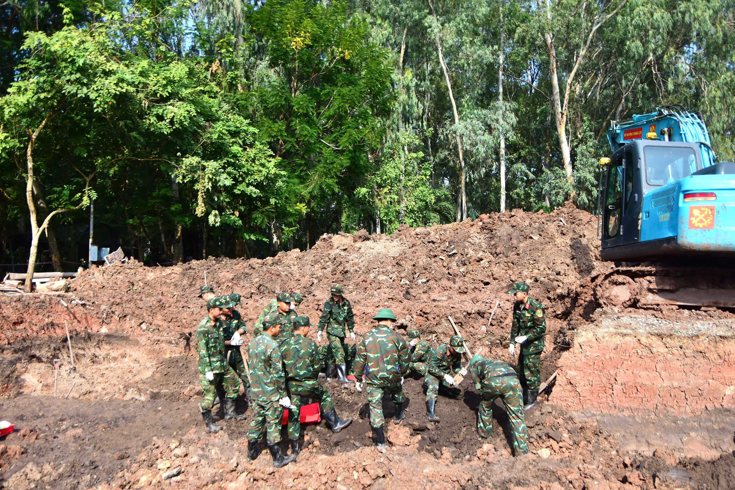 Đến ngày 22-10: 810 hài cốt liệt sĩ được tìm thấy ở công viên Lê Thị Riêng - Ảnh 2.