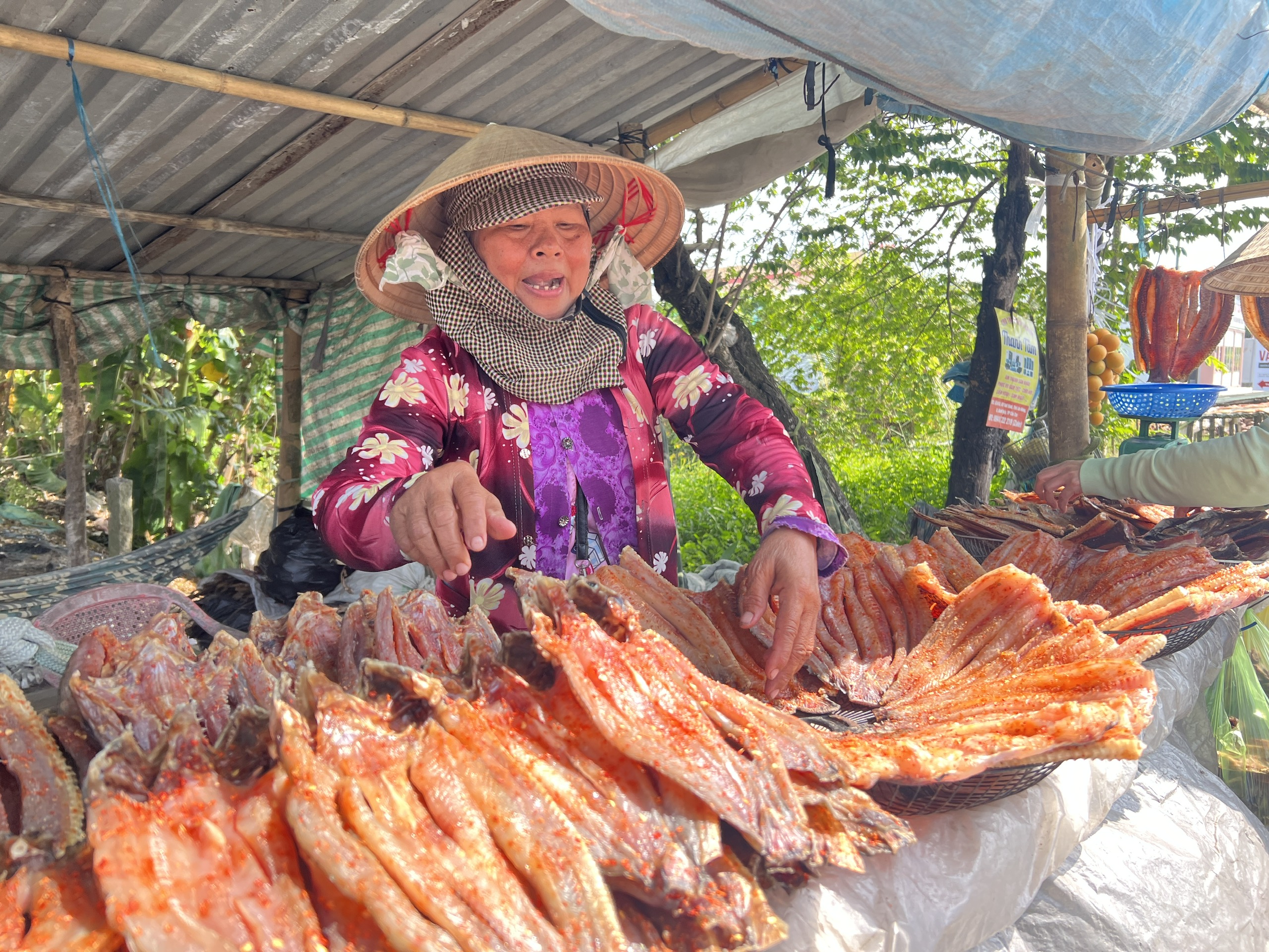 Giá cả đầu ngày: Hồng Đà Lạt chờ nắng, khô cá lóc trông sức mua Tết, giá nhãn bình ổn - Ảnh 2.