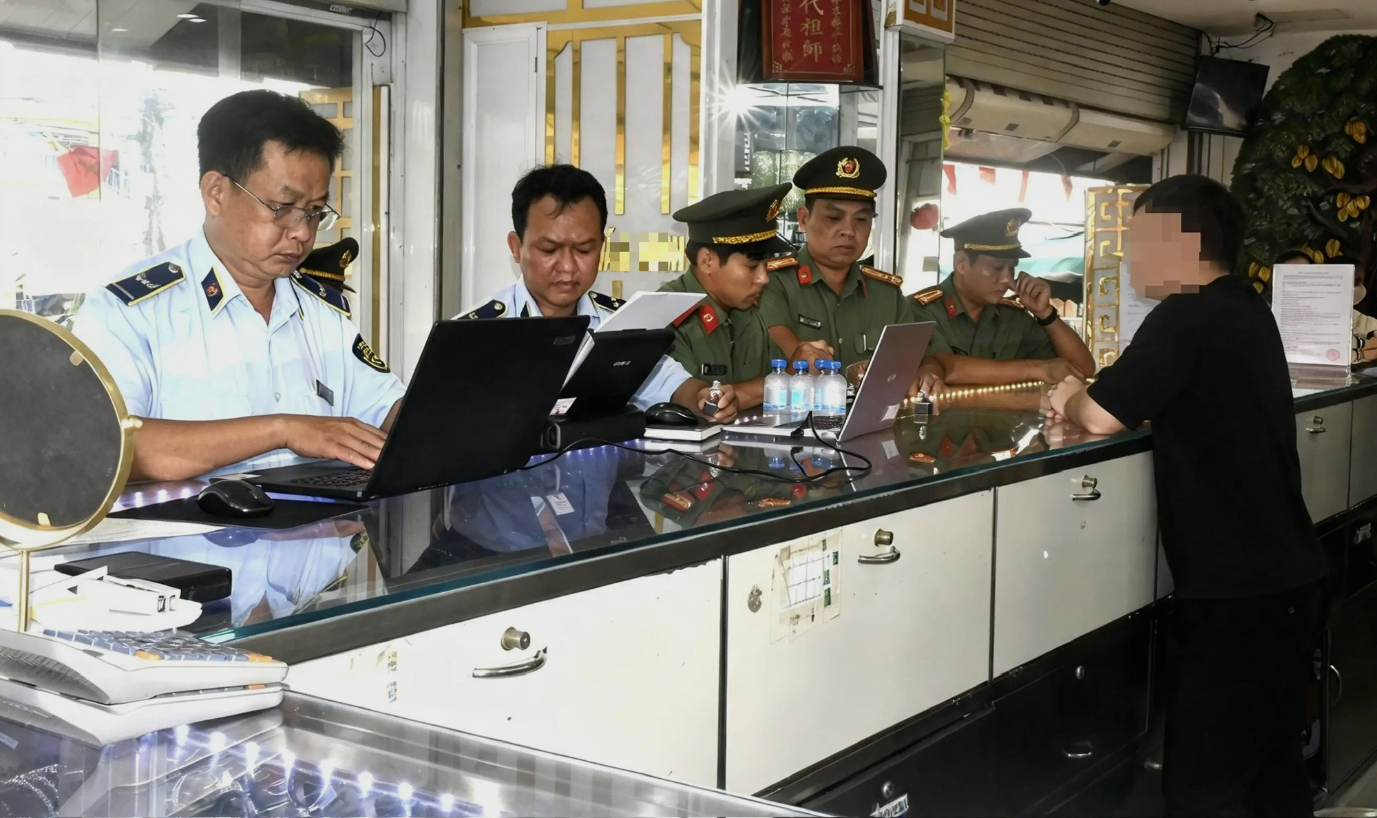 Vĩnh Long phát hiện 99 vi phạm trong kinh doanh vàng, xử phạt gần 2 tỉ đồng Vĩnh Long phát hiện 99 trường hợp vi phạm trong kinh doanh vàng, xử phạt gần 2 tỉ đồng - Ảnh 1.