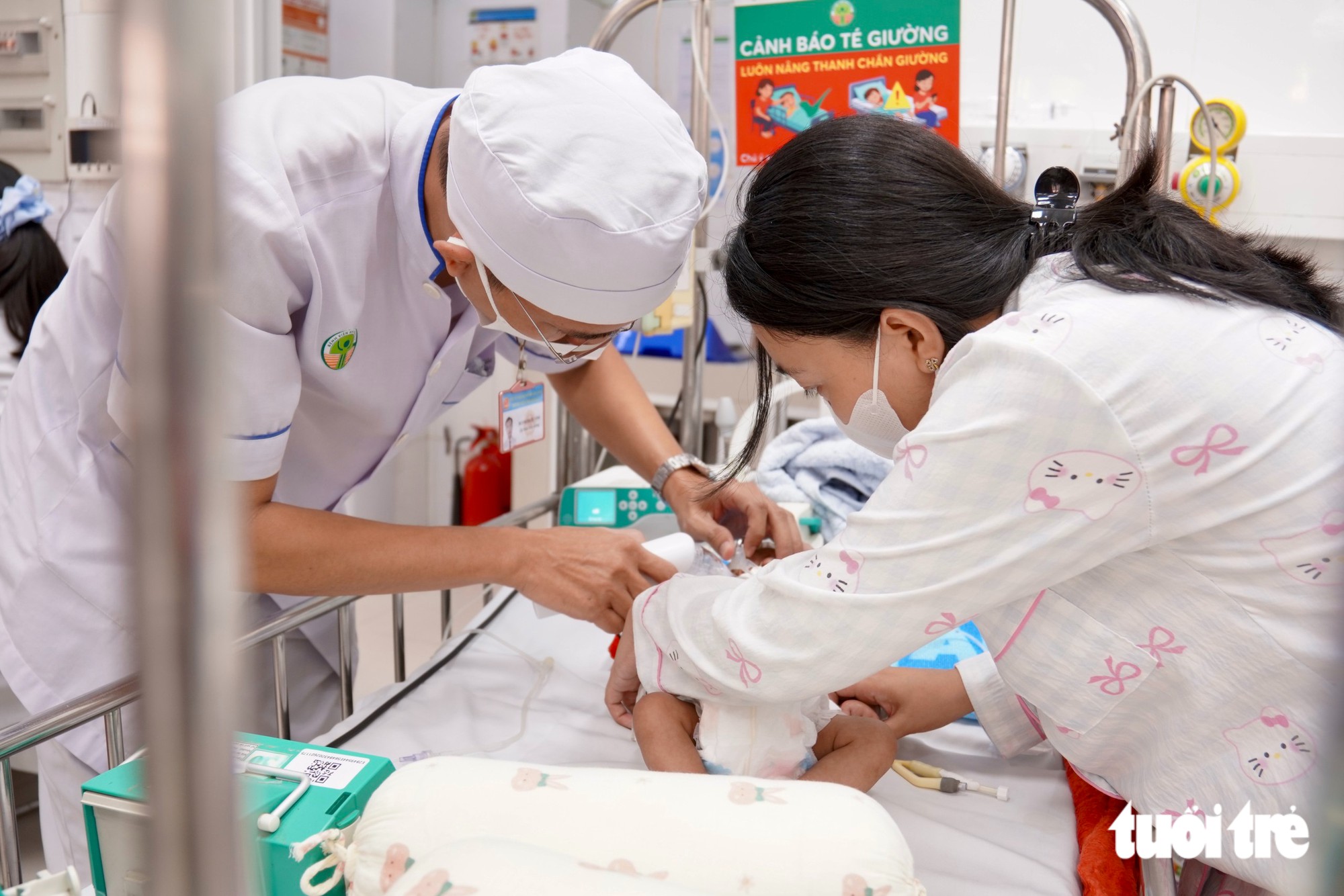 Trẻ mắc bệnh đường hô hấp nhập viện tăng, có trẻ gặp biến chứng viêm phổi  - Ảnh 1.