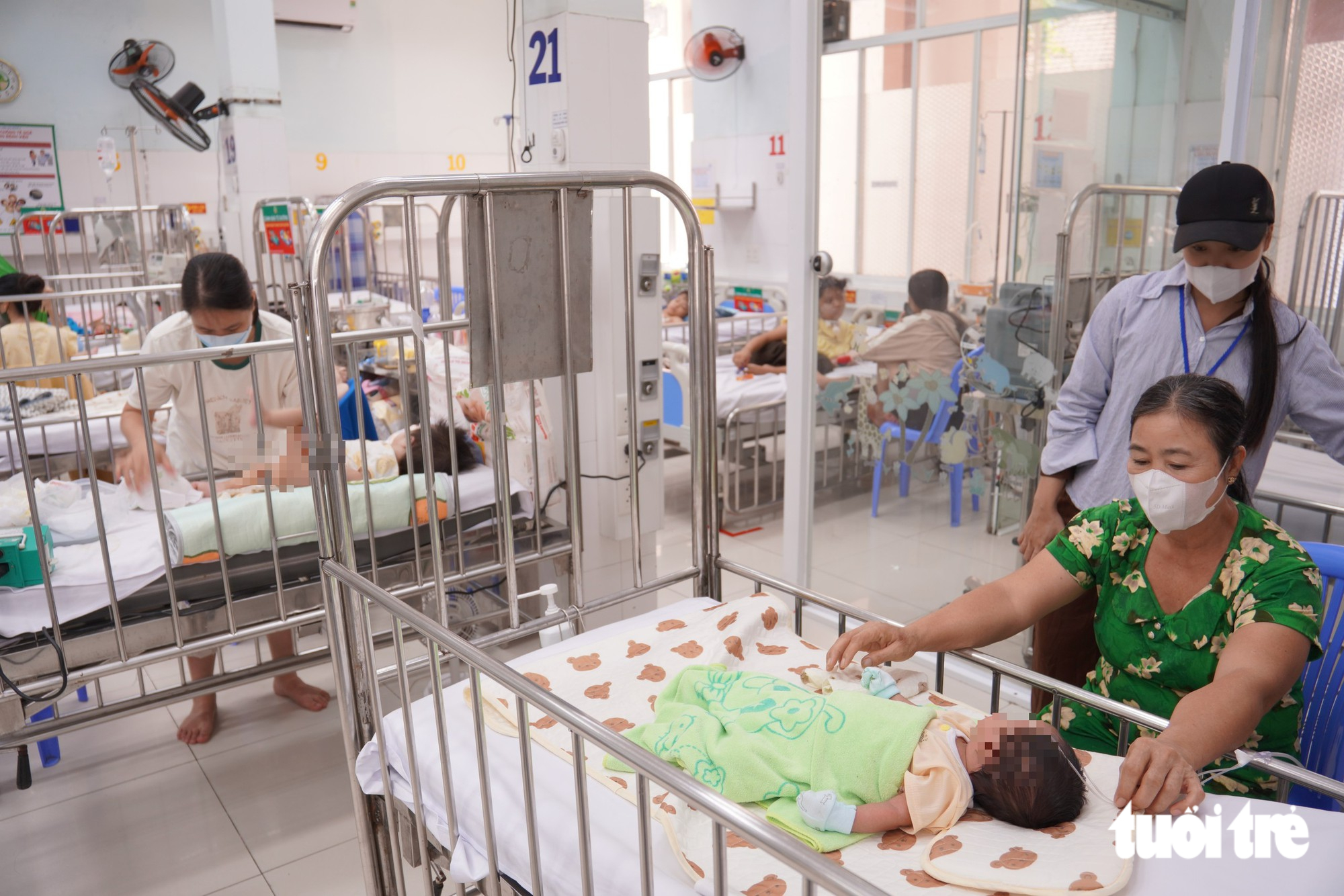 Trẻ mắc bệnh đường hô hấp nhập viện tăng, có trẻ gặp biến chứng viêm phổi  - Ảnh 2.