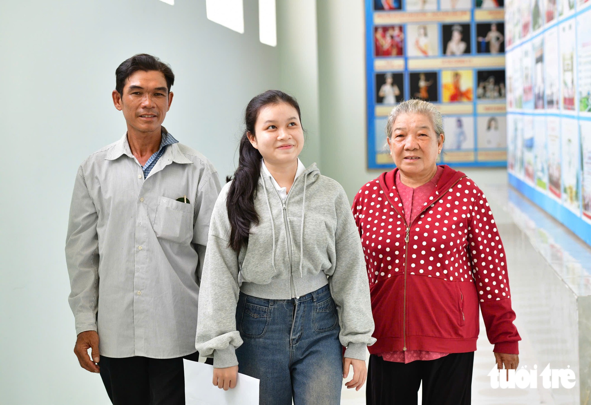 Bà nội nuôi bất ngờ xuất hiện trên sân khấu, trong ngày ‘đứa trẻ bị bỏ rơi ở cô nhi viện’ nhận học bổng - Ảnh 14.