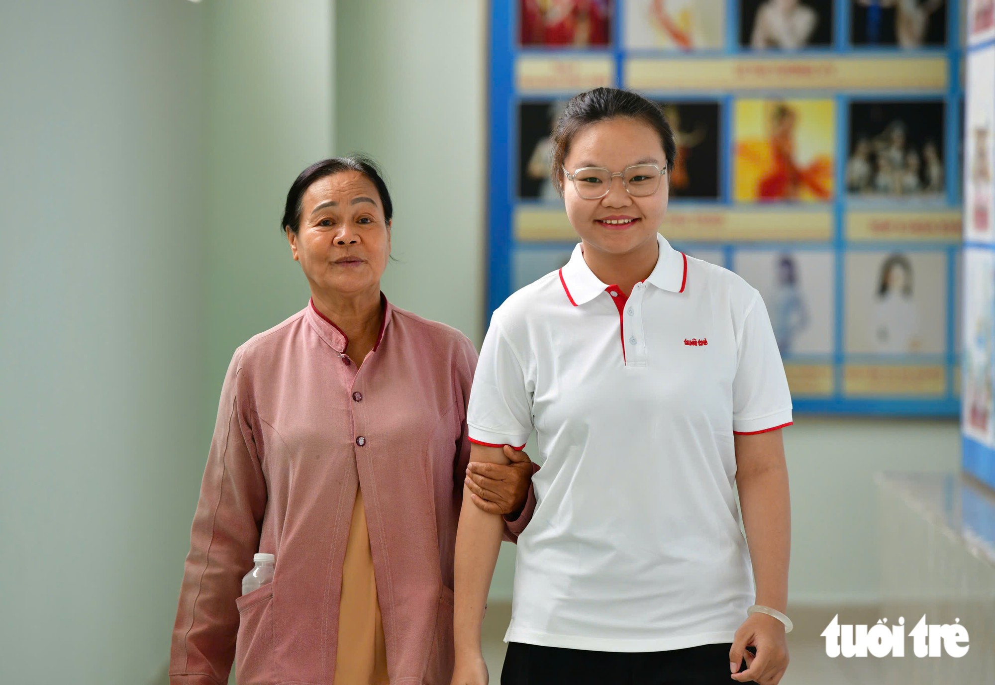 Bà nội nuôi bất ngờ xuất hiện trên sân khấu, trong ngày ‘đứa trẻ bị bỏ rơi ở cô nhi viện’ nhận học bổng - Ảnh 7.