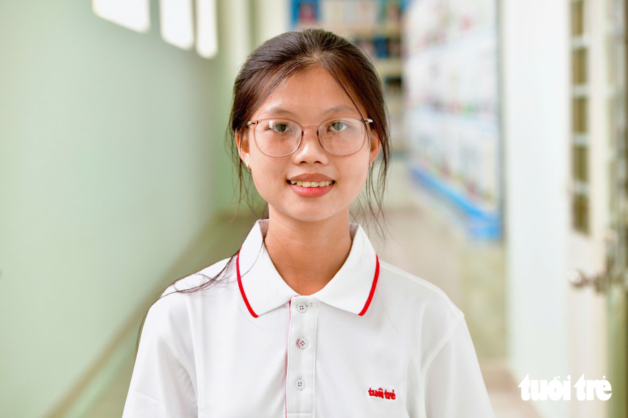 Bà nội nuôi bất ngờ xuất hiện trên sân khấu, trong ngày ‘đứa trẻ bị bỏ rơi ở cô nhi viện’ nhận học bổng - Ảnh 10.