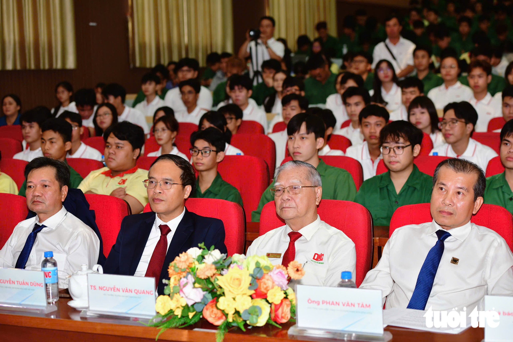 Bà nội nuôi bất ngờ xuất hiện trên sân khấu, trong ngày ‘đứa trẻ bị bỏ rơi ở cô nhi viện’ nhận học bổng - Ảnh 2.