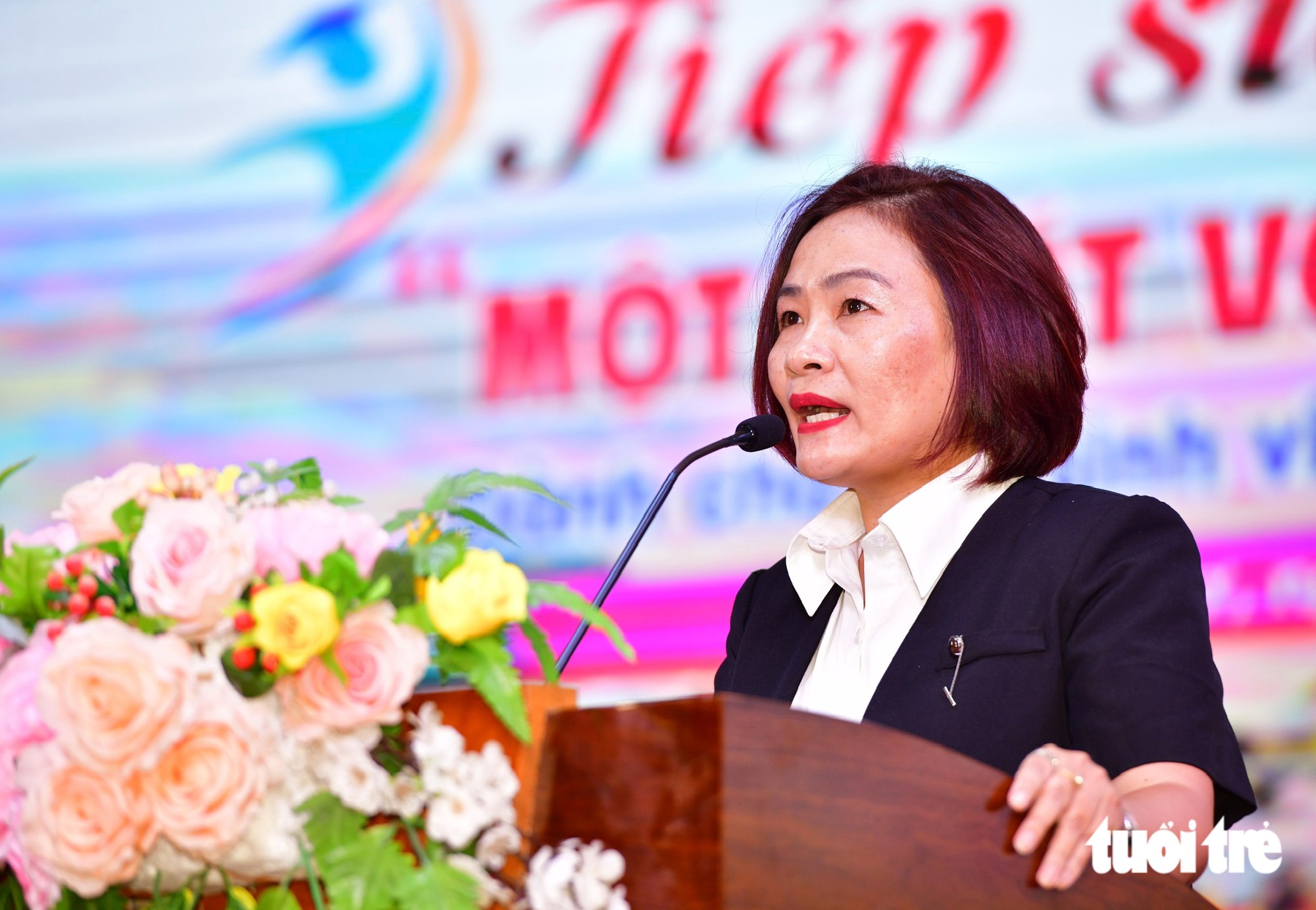 Bà nội nuôi bất ngờ xuất hiện trên sân khấu, trong ngày ‘đứa trẻ bị bỏ rơi ở cô nhi viện’ nhận học bổng - Ảnh 9.