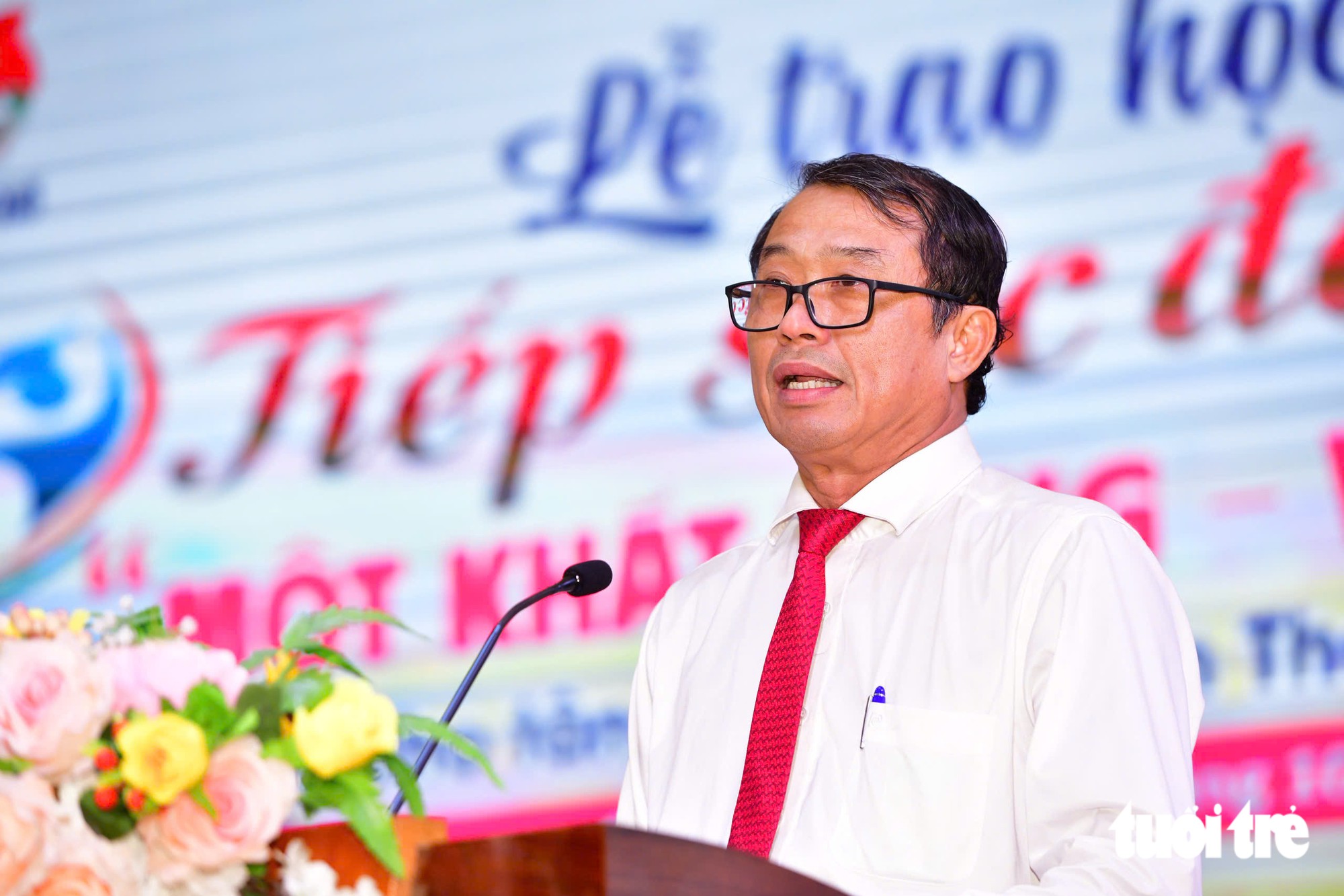 Bà nội nuôi bất ngờ xuất hiện trên sân khấu, trong ngày ‘đứa trẻ bị bỏ rơi ở cô nhi viện’ nhận học bổng - Ảnh 11.