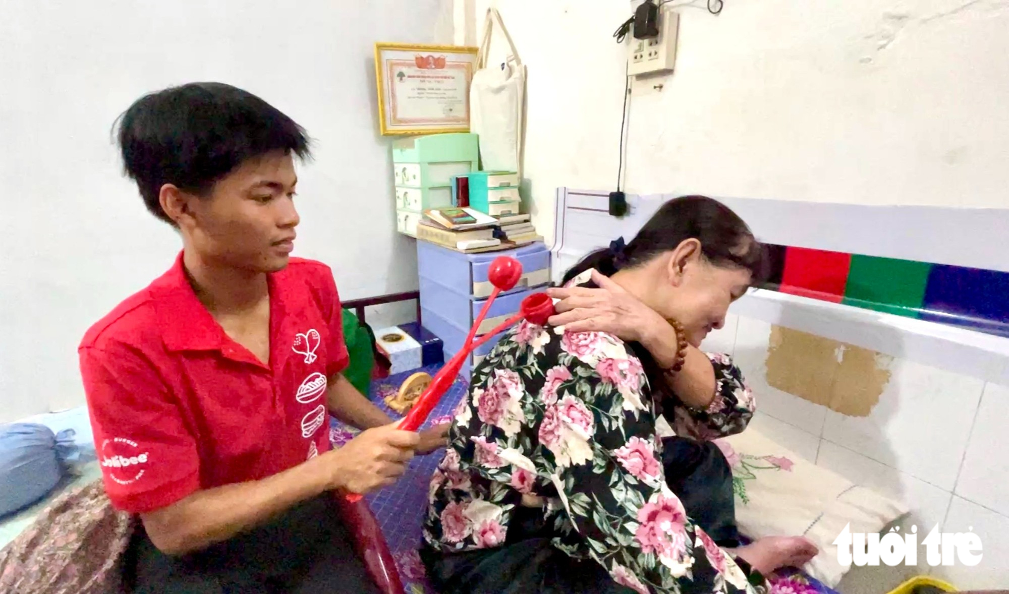 Bà nội nuôi bất ngờ xuất hiện trên sân khấu, trong ngày ‘đứa trẻ bị bỏ rơi ở cô nhi viện’ nhận học bổng - Ảnh 3.