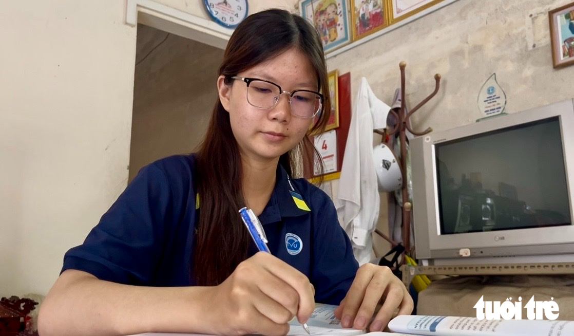 Bà nội nuôi bất ngờ xuất hiện trên sân khấu, trong ngày ‘đứa trẻ bị bỏ rơi ở cô nhi viện’ nhận học bổng - Ảnh 5.