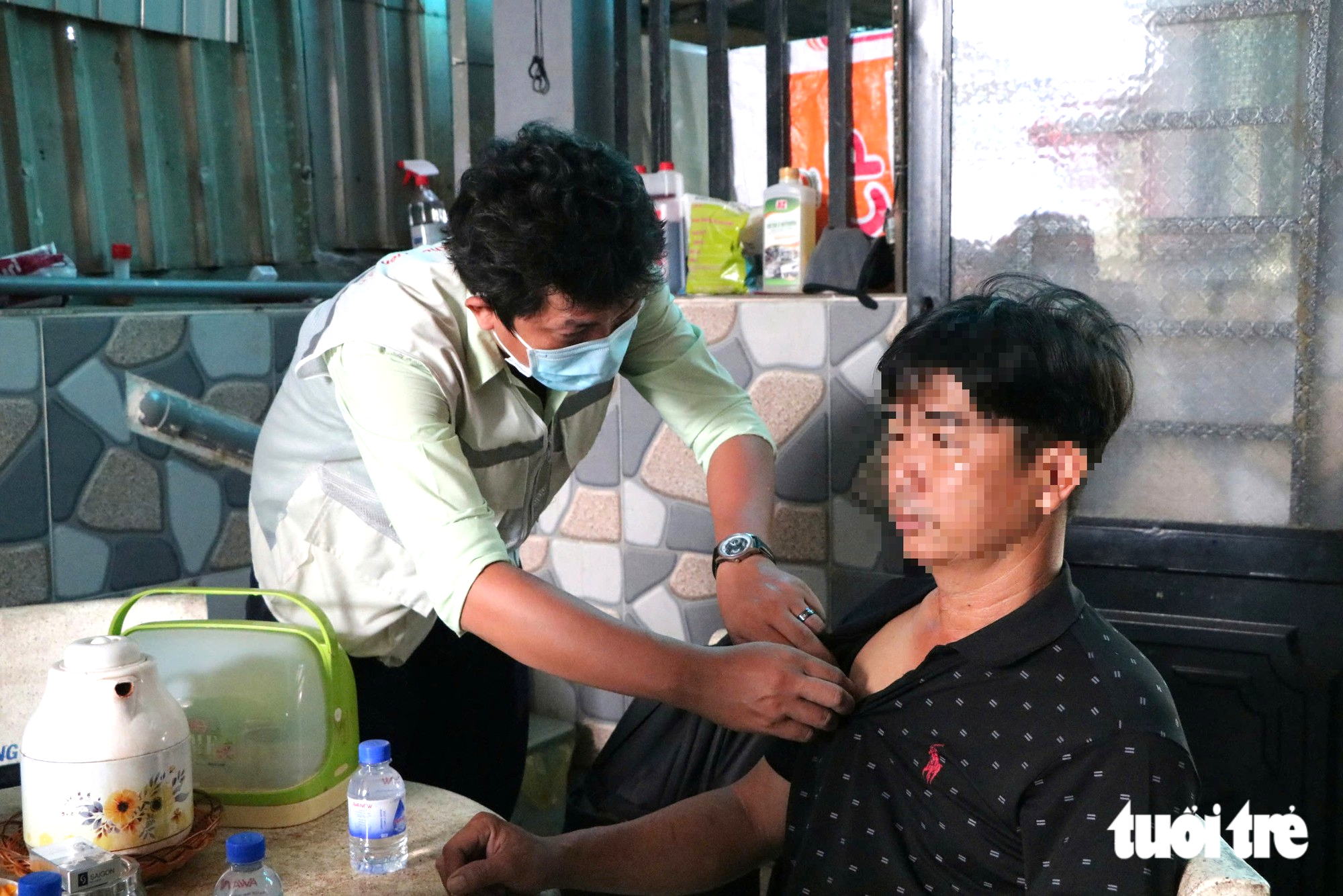 Theo chân Đội chăm sóc sức khỏe liên tục đến từng nhà giữa tâm dịch não mô cầu ở TP.HCM - Ảnh 2.