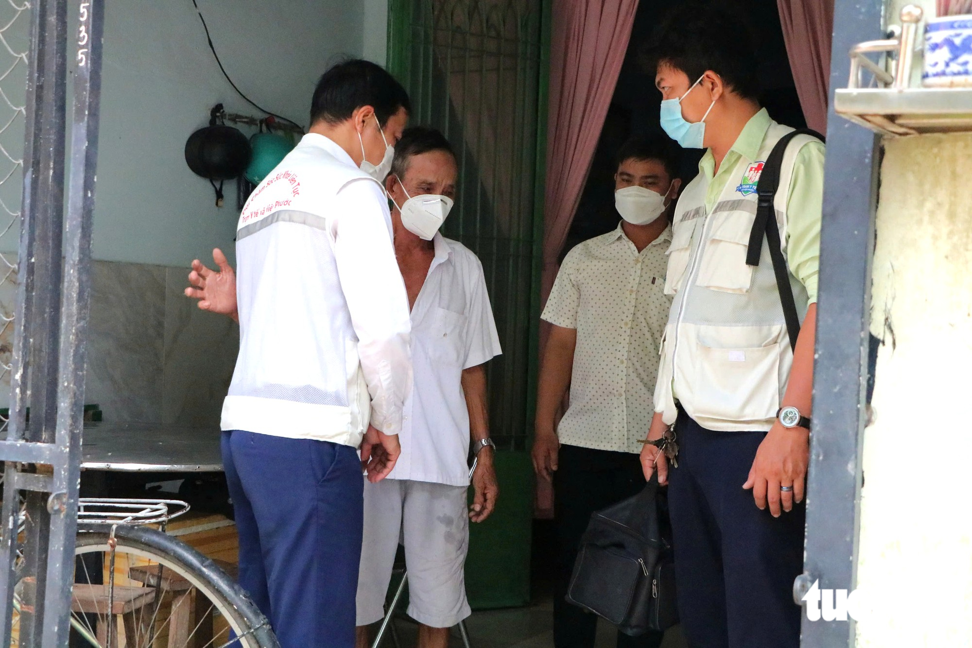 Theo chân Đội chăm sóc sức khỏe liên tục đến từng nhà giữa tâm dịch não mô cầu ở TP.HCM - Ảnh 9.