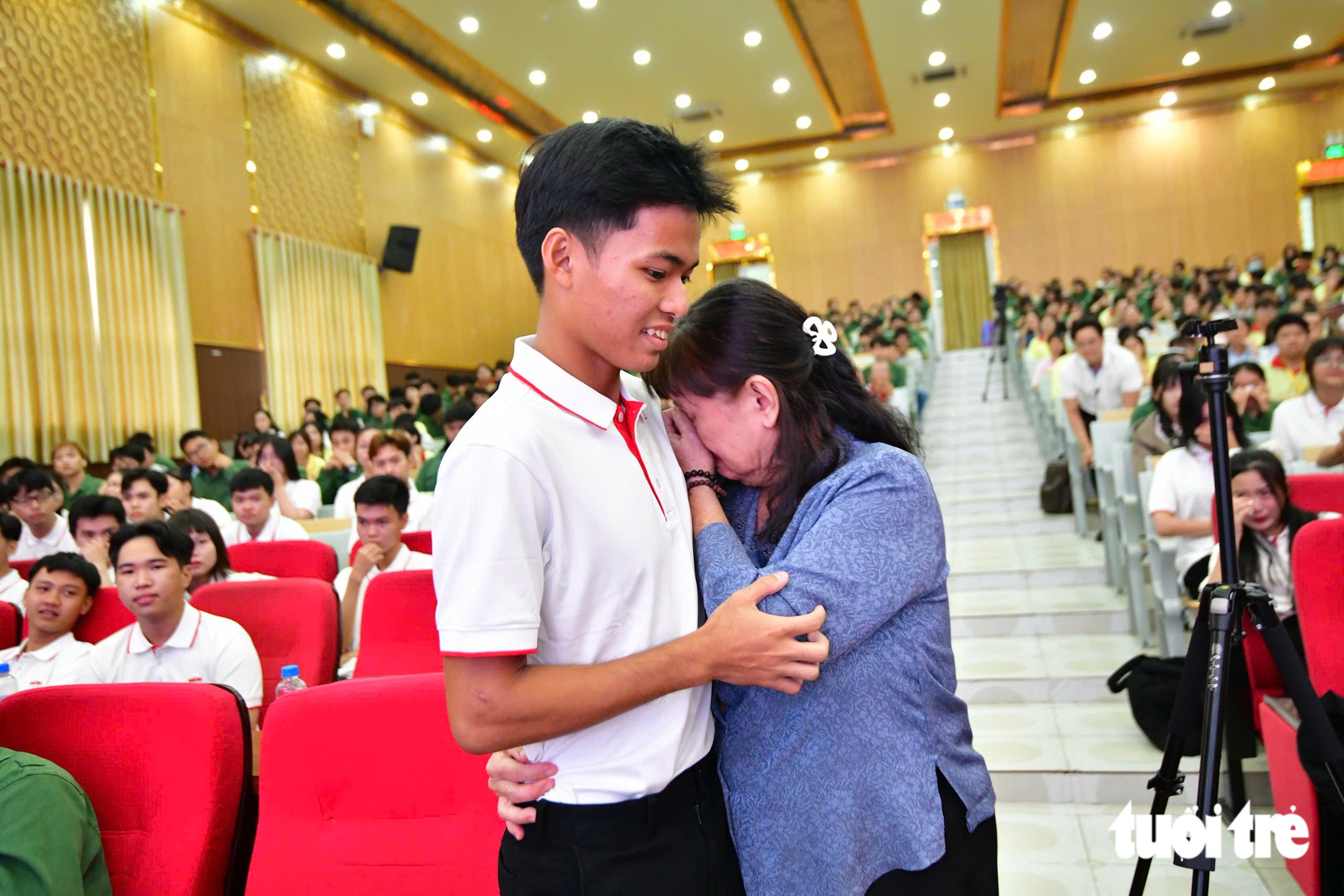 Bà nội nuôi bất ngờ xuất hiện trên sân khấu, trong ngày ‘đứa trẻ bị bỏ rơi ở cô nhi viện’ nhận học bổng - Ảnh 4.