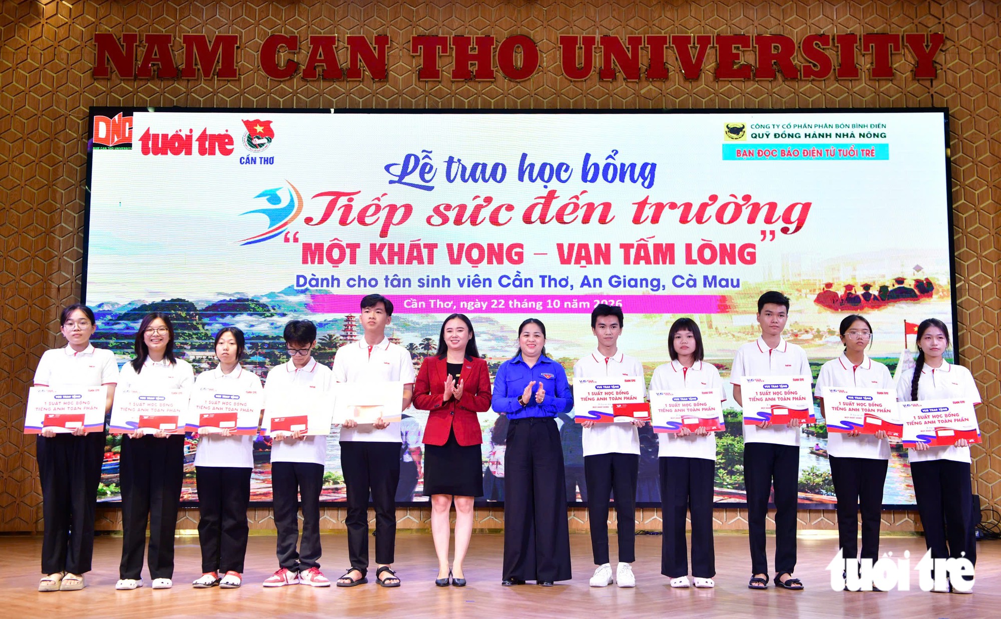 Gallery - Nữ SV Cần Thơ chà nhám bàn ghế mong trả dần 100 triệu vay chữa ung thư cho mẹ - image 22