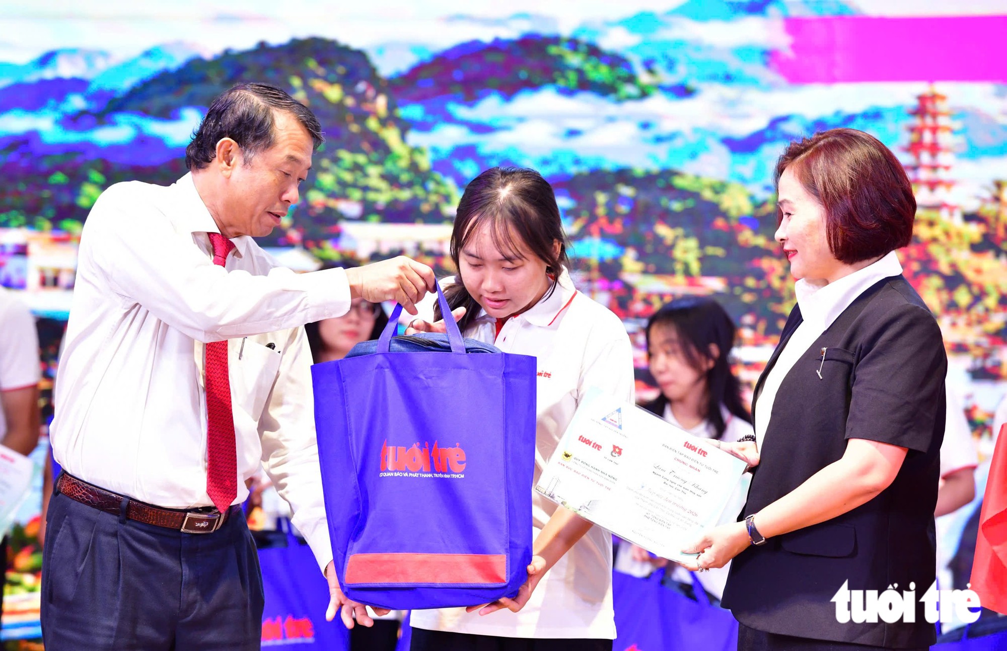 Gallery - Nữ SV Cần Thơ chà nhám bàn ghế mong trả dần 100 triệu vay chữa ung thư cho mẹ - image 23