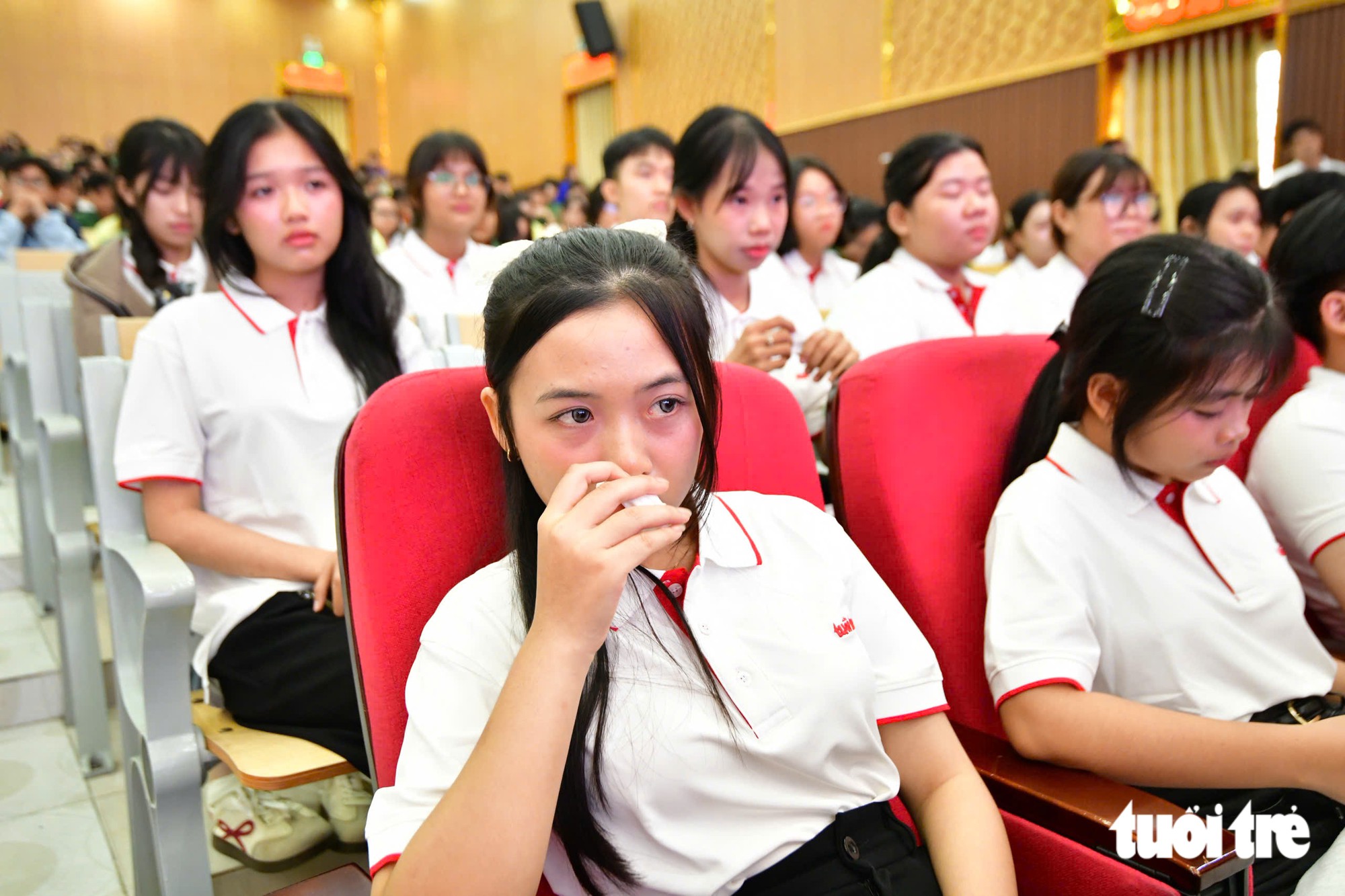 Gallery - Nữ SV Cần Thơ chà nhám bàn ghế mong trả dần 100 triệu vay chữa ung thư cho mẹ - image 30