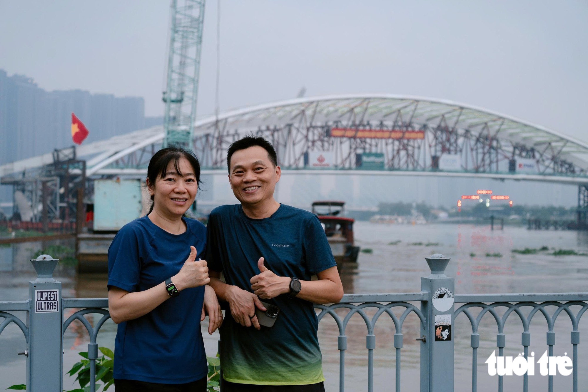 Đoàn tàu lai dắt chia tay trung tâm TP.HCM sau hợp long cầu đi bộ qua sông Sài Gòn - Ảnh 5.