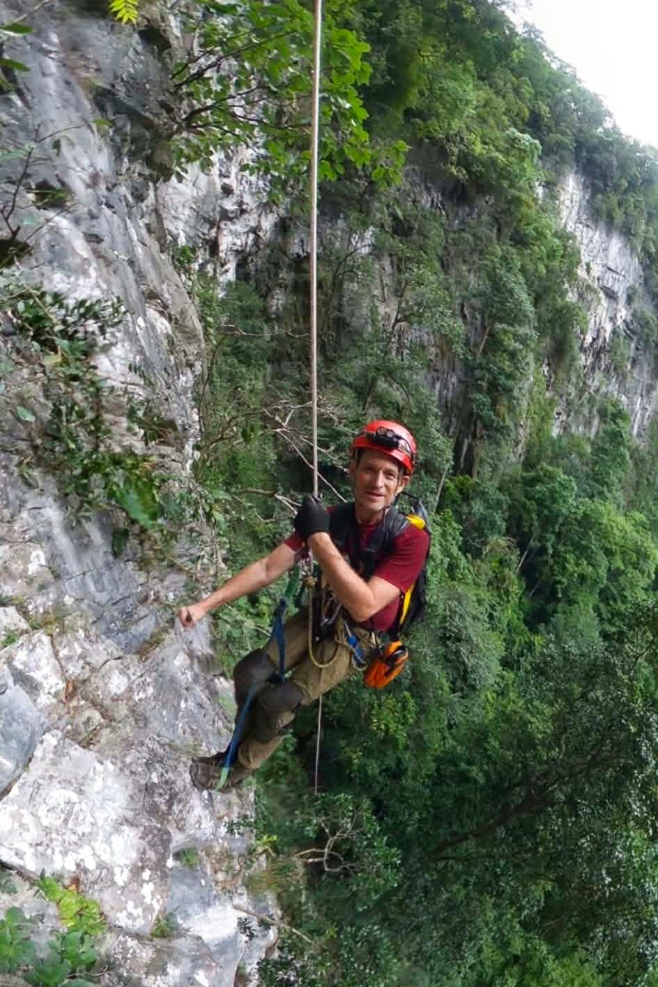 Phát hiện hố sụt khổng lồ, diện tích 2ha, sâu 120m giữa rừng Phong Nha - Kẻ Bàng - Ảnh 3.