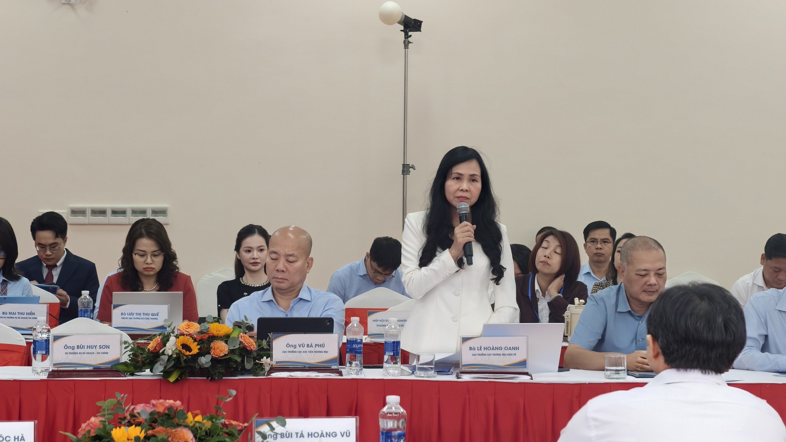 Cục thương mại điện tử sẽ hỗ trợ doanh nghiệp phía Nam lên nền tảng Amazon, Shopee và TikTok  - Ảnh 2.