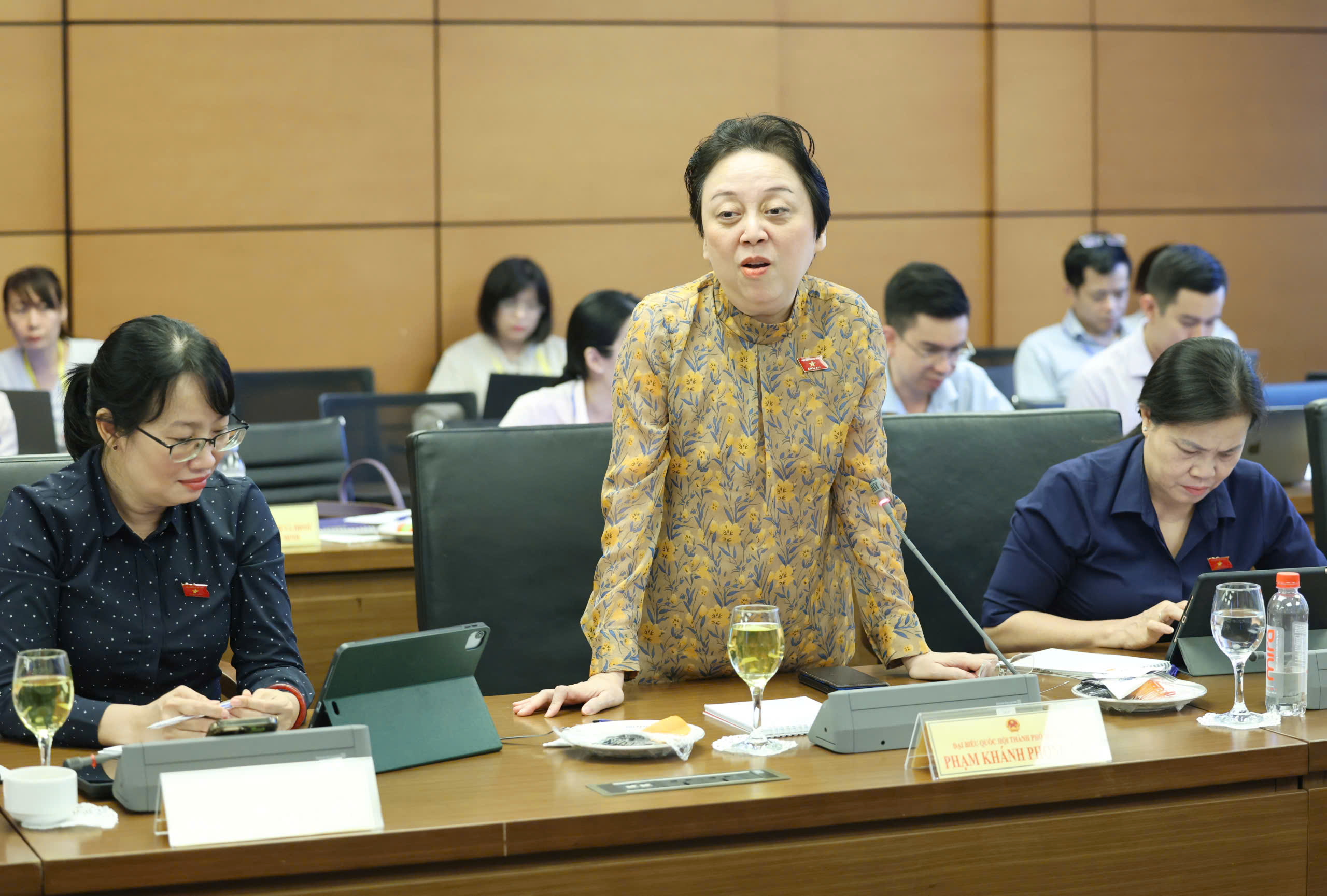 Đại biểu Trần Hoàng Ngân: Một bác sĩ giỏi vừa làm giám đốc, vừa phải quản lý bệnh viện, tổ chức đấu thầu có quá sức? - Ảnh 3.