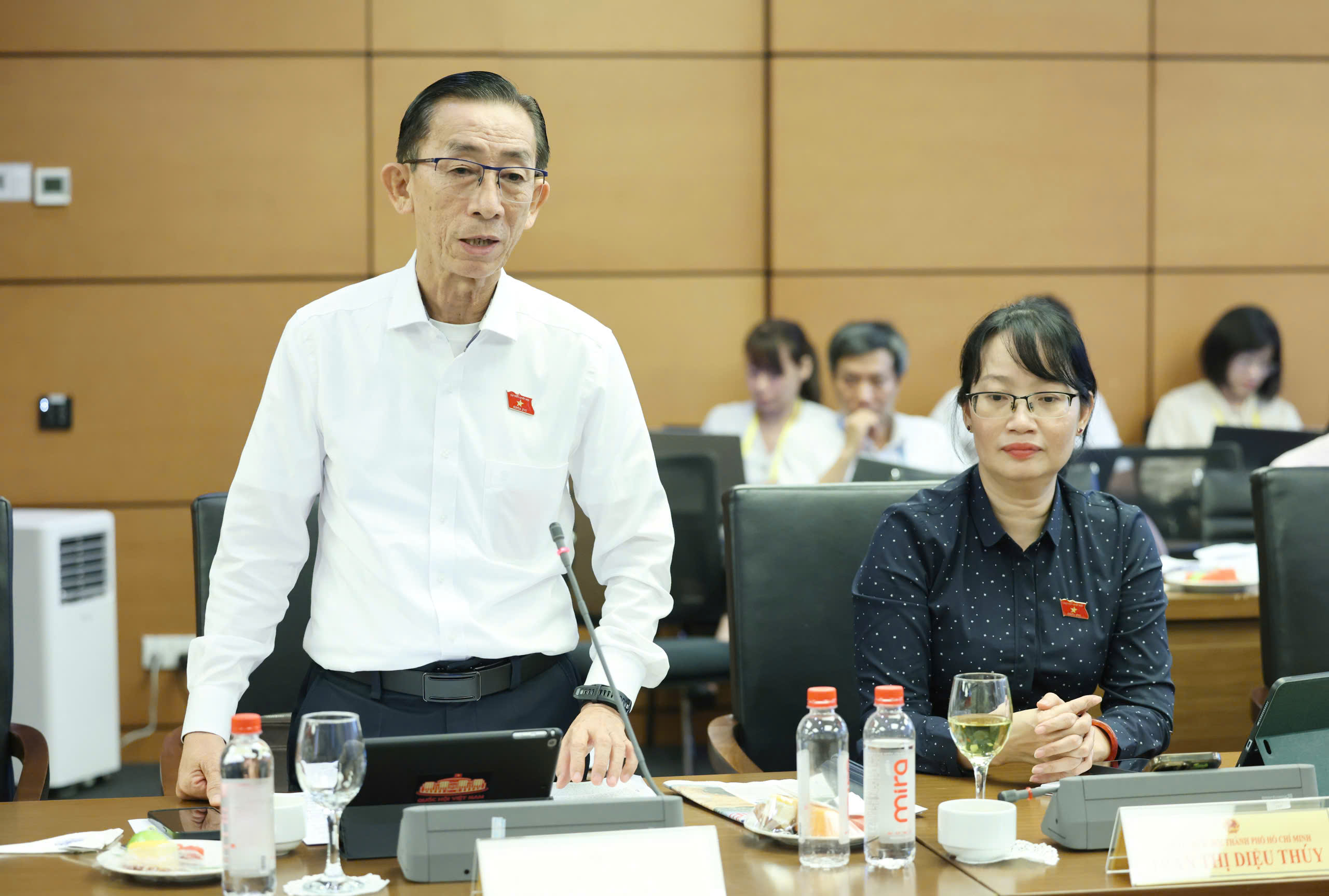 Đại biểu Trần Hoàng Ngân: Một bác sĩ giỏi vừa làm giám đốc, vừa phải quản lý bệnh viện, tổ chức đấu thầu có quá sức? - Ảnh 2.