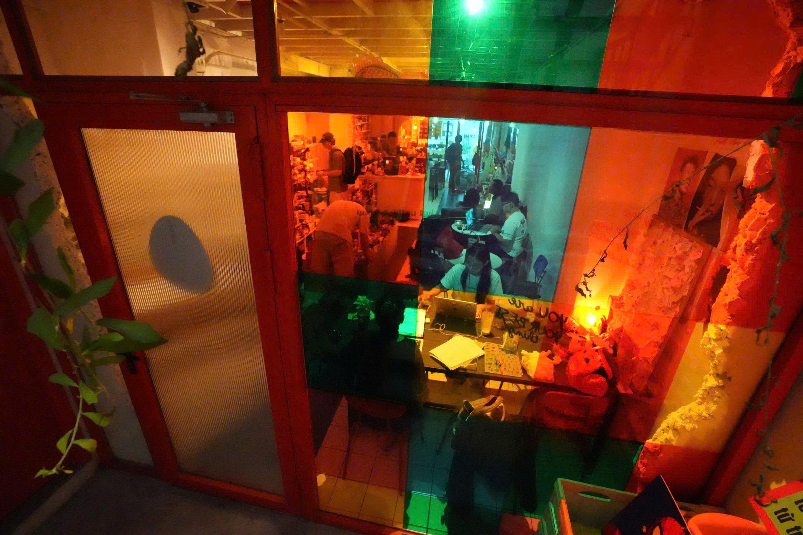 Sức sống mới của siêu đô thị: ‘Chặt hẻm’ đi uống cà phê, khách vẫn đến đông - Ảnh 2.