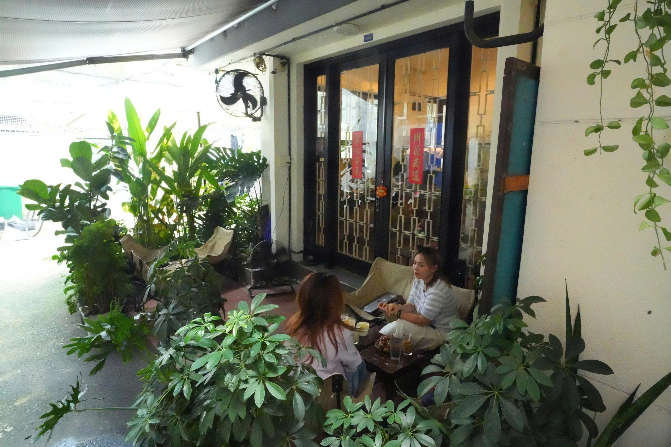 Sức sống mới của siêu đô thị: ‘Chặt hẻm’ đi uống cà phê, khách vẫn đến đông - Ảnh 5.