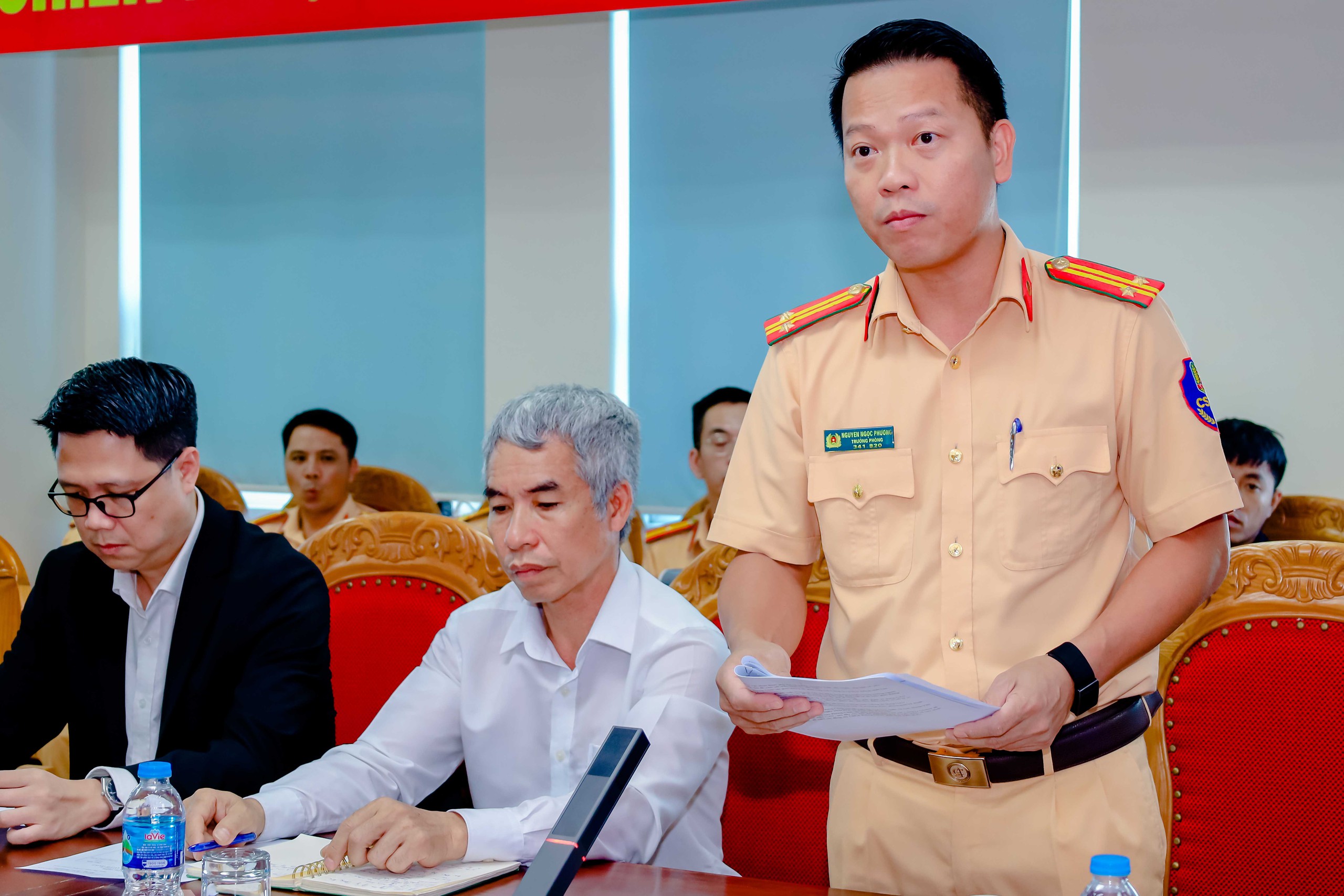 Công an tỉnh Hưng Yên trình diễn sử dụng UAV trong kiểm soát trật tự, an toàn giao thông - Ảnh 2.