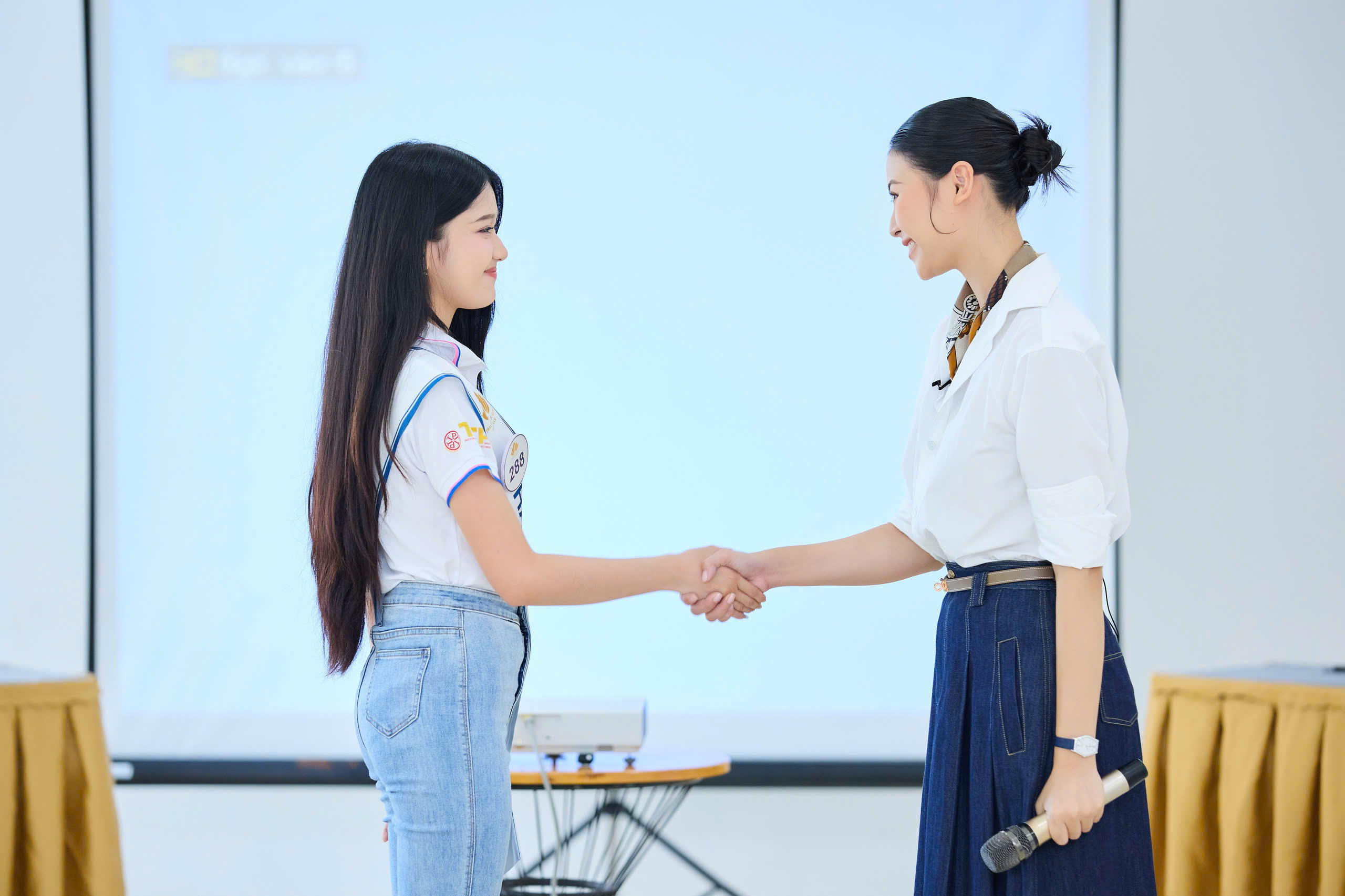 Bắt tay sao cho đúng: Khi nào nên chủ động, khi nào cần tinh tế? - Ảnh 5.