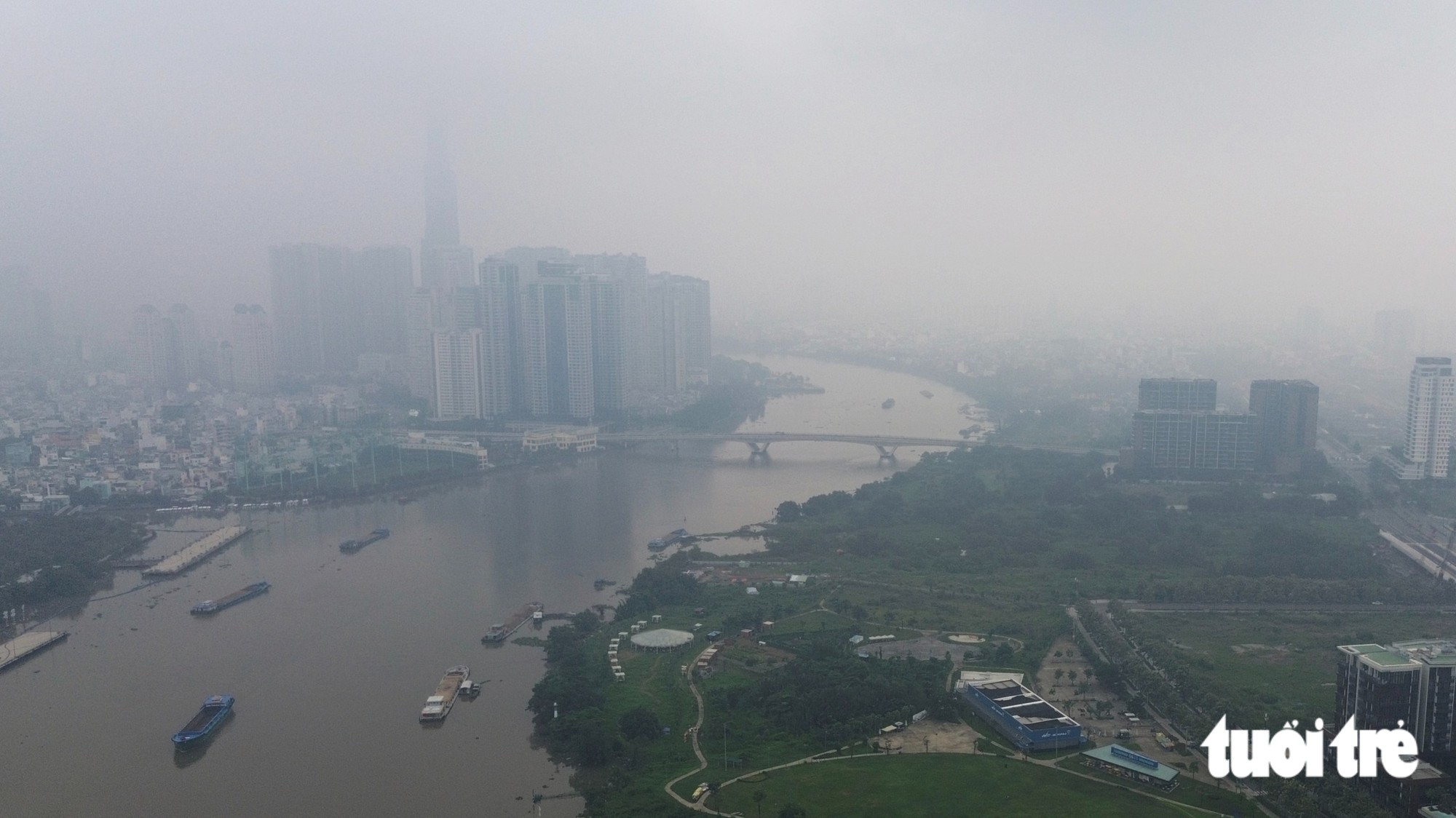 Mây mù dày đặc ở trung tâm TP.HCM, Landmark 81 ẩn hiện trong sương ...