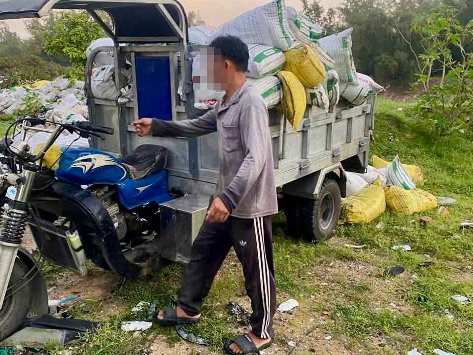 Đổ hơn 3 tấn ghẹ chết ra khu vực bãi biển, một người bị phạt hơn 16 triệu đồng - Ảnh 3.