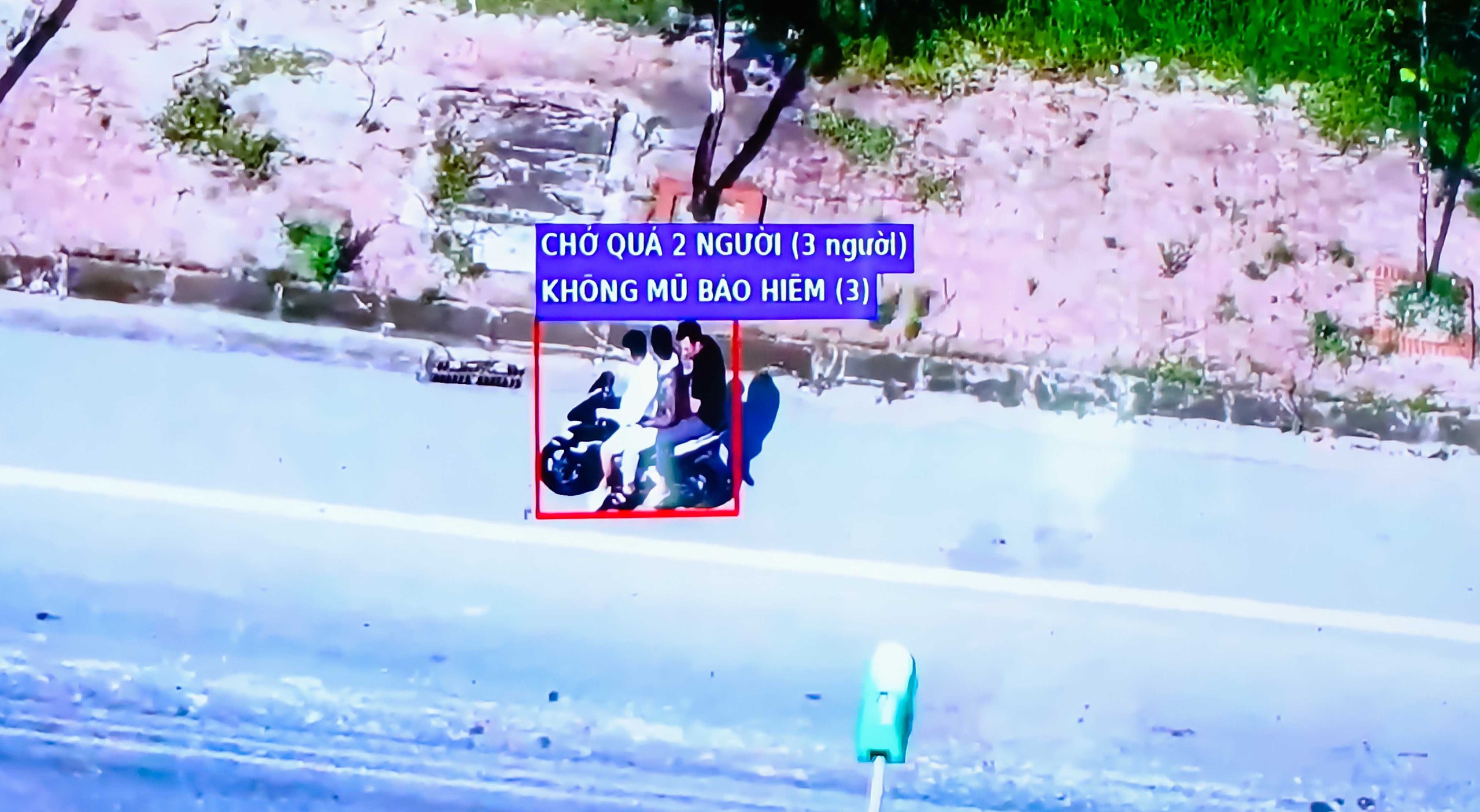 Công an tỉnh Hưng Yên trình diễn sử dụng UAV trong kiểm soát trật tự, an toàn giao thông - Ảnh 3.
