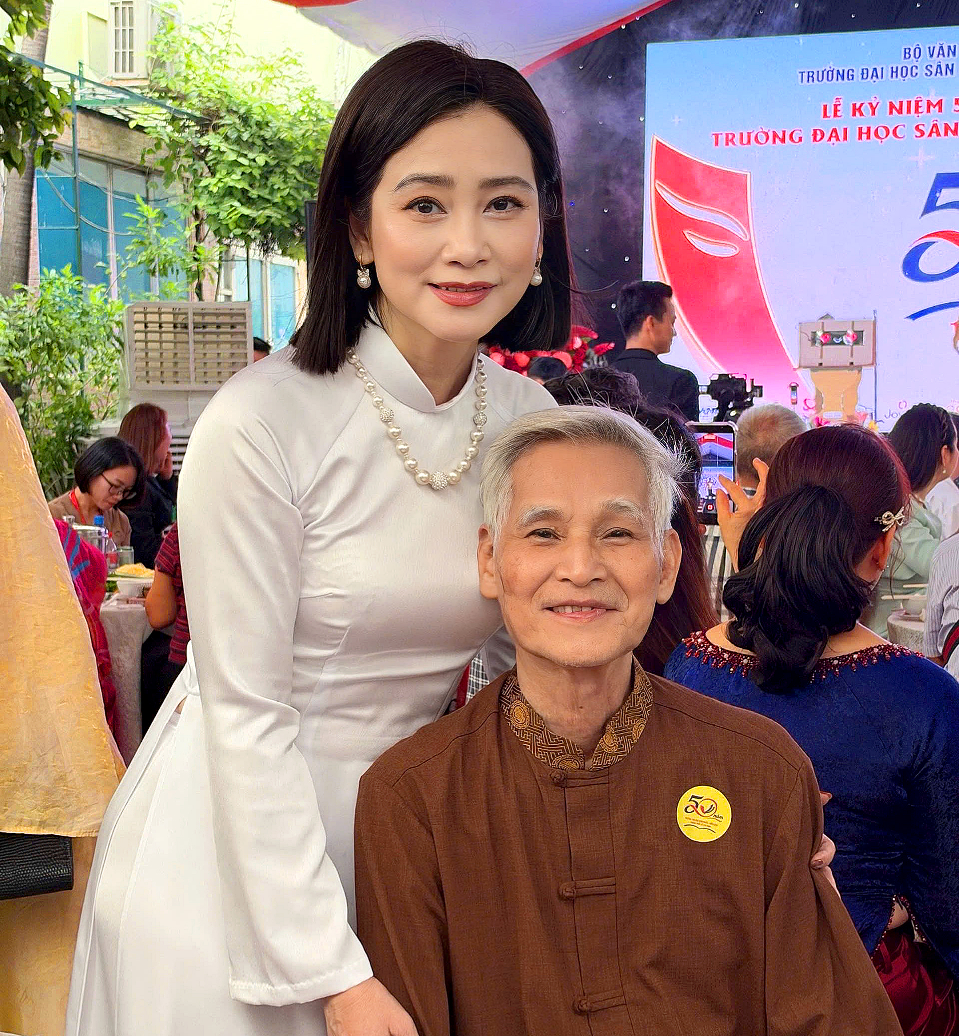 Xúc động người thầy ngoài 80 tuổi múa vũ đạo cải lương cùng học trò là những ngôi sao - Ảnh 2.