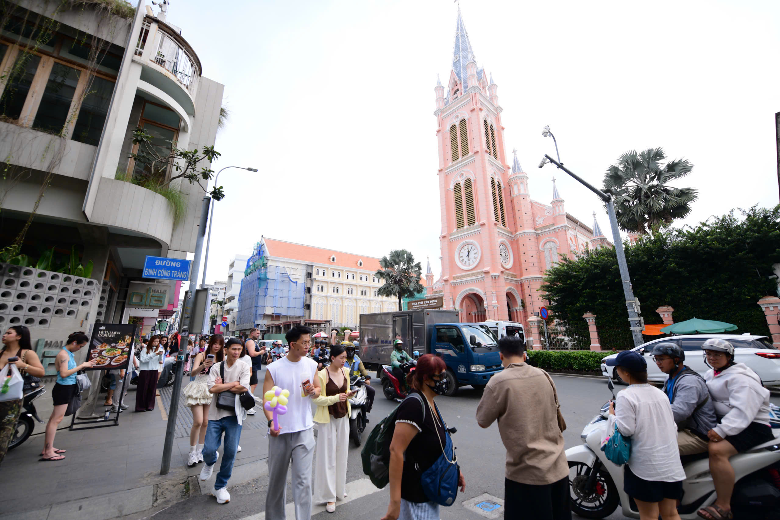 Sức sống mới của siêu đô thị: Tân Định có gì mà du khách nói 'phải check-in' khi tới TP.HCM? - Ảnh 1.