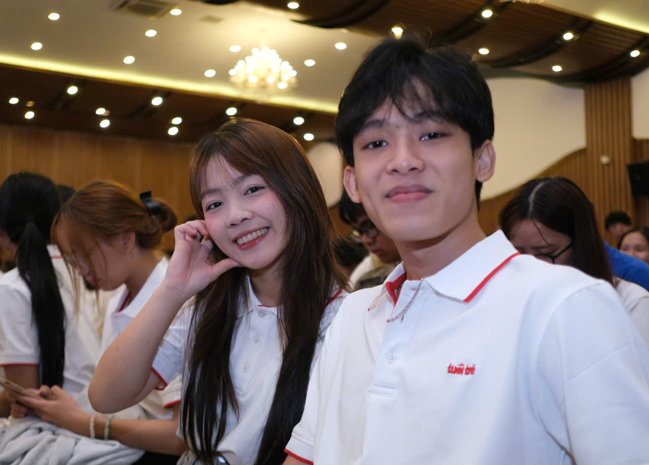 Nữ SV ĐH Nha Trang khóc òa khi mẹ lên sân khấu: ‘Cứ tưởng giờ này mẹ đi bán vé số, thương mẹ!’ - Ảnh 2.