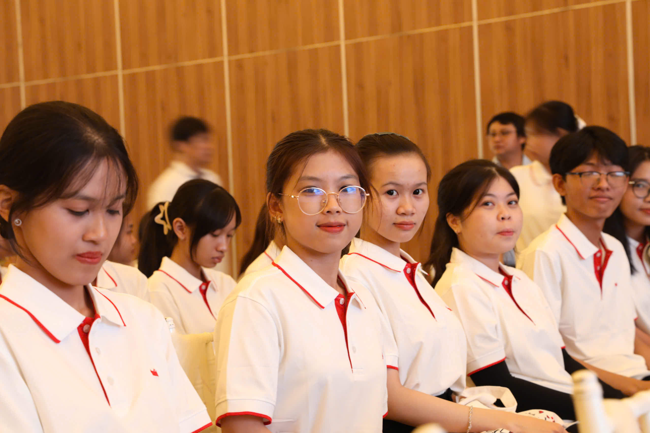 Nha Trang chào đón sinh viên nhận học bổng Tiếp sức đến trường - Ảnh 1.