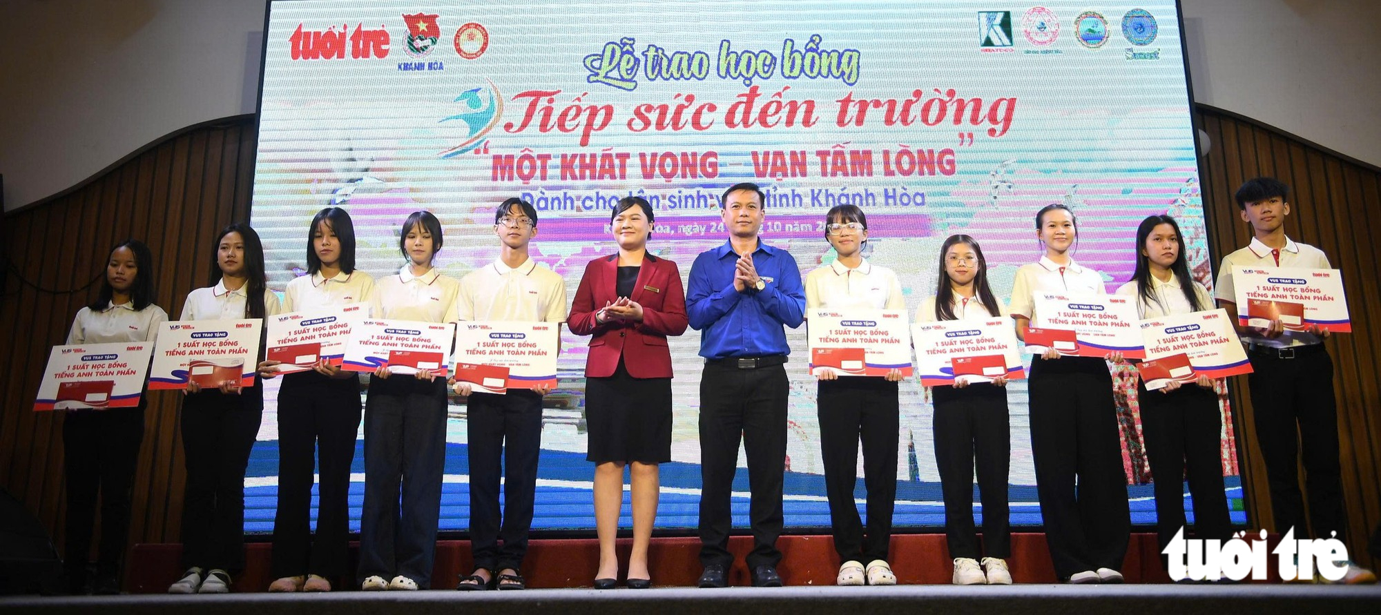 Nữ SV ĐH Nha Trang khóc òa khi mẹ lên sân khấu: ‘Cứ tưởng giờ này mẹ đi bán vé số, thương mẹ!’ - Ảnh 10.