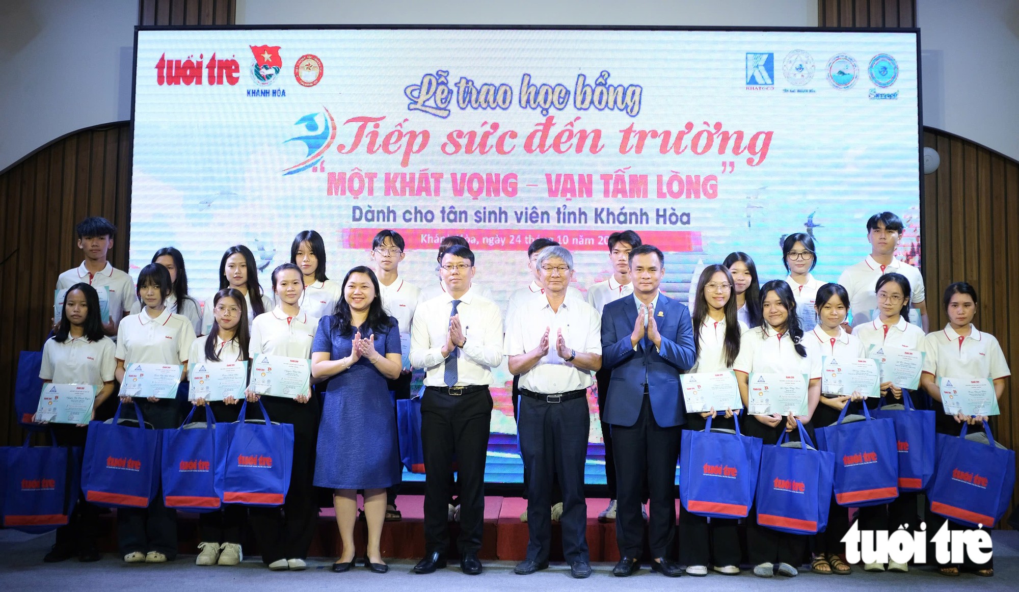 Nữ SV ĐH Nha Trang khóc òa khi mẹ lên sân khấu: ‘Cứ tưởng giờ này mẹ đi bán vé số, thương mẹ!’ - Ảnh 24.