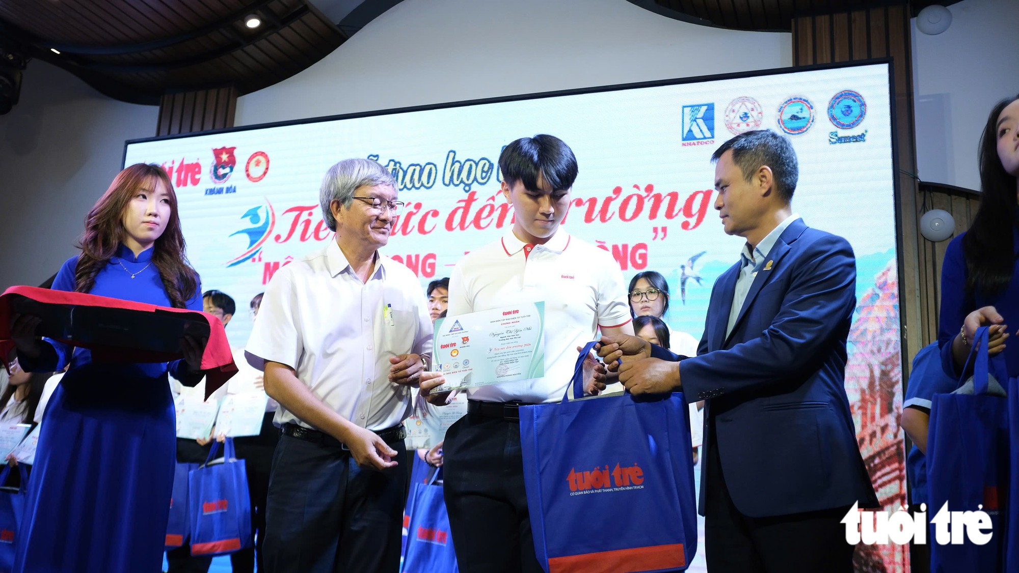 Nữ SV ĐH Nha Trang khóc òa khi mẹ lên sân khấu: ‘Cứ tưởng giờ này mẹ đi bán vé số, thương mẹ!’ - Ảnh 22.